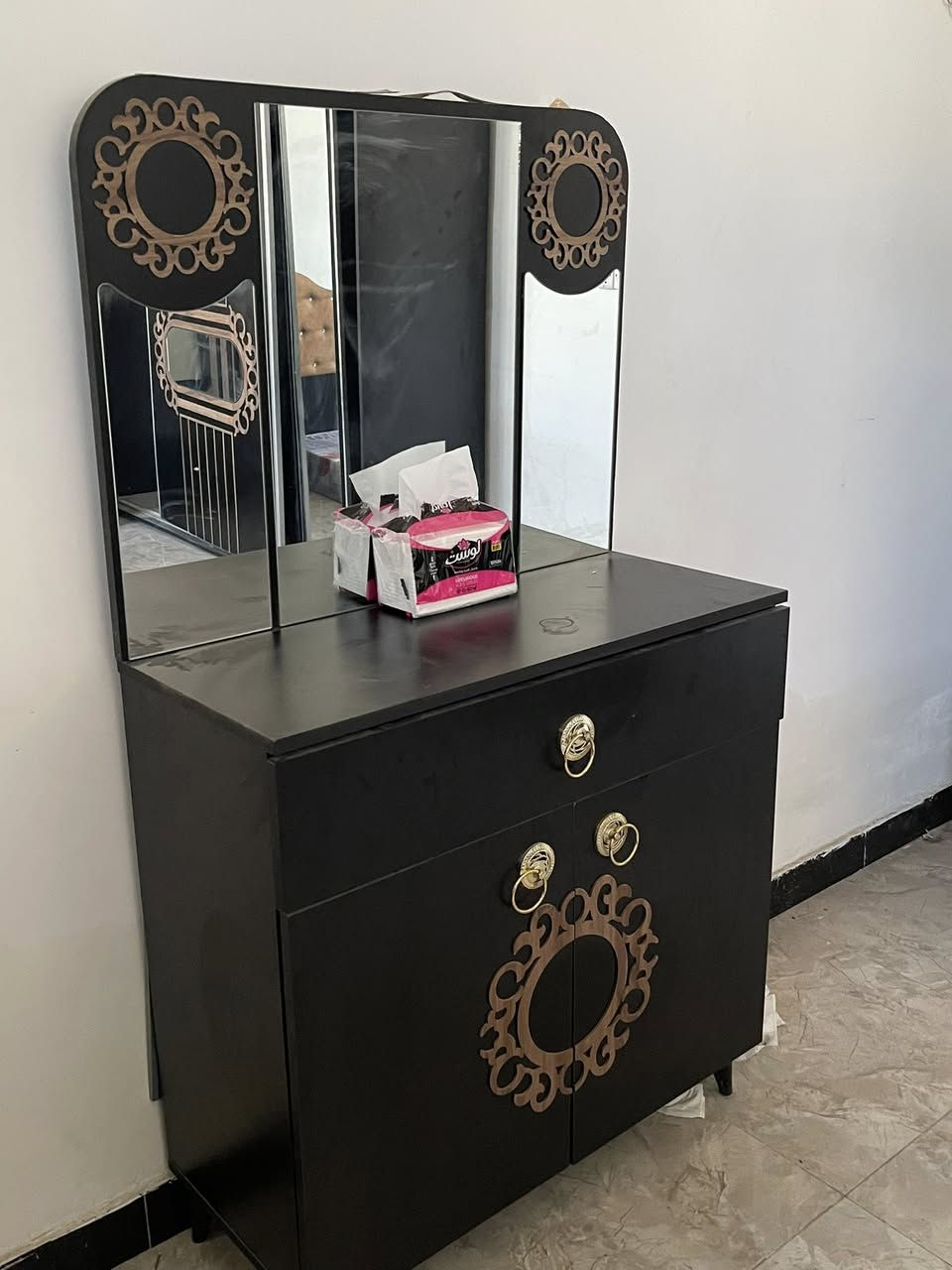 السلام عليكم خواتي الطيبين غراض للبيع
1-غرفة نوم كومديات 2 كنتور باب سلايد 
ميز تواليت + دوشك نفرين بعدة لوك 
الغرفة بدون جرباية 
السعر (175)
2- تخم 7 كراسي نظيف كلش وياه كوشاتة 
السعر (250) 
3- سبلت TCL ١طن انفيرتر مشتغل موسم واحد ابو الذاكرة من تجي الوطنية من وحدة يرفع الامبيرات 8 وعلى المولدة يشغل من وحدة 2 امبير او 3 حسب رغبتك 
السعر (350) 
الاسعار بيهن مجال اذا تاخذهن شلعة وحدة 
مكانهن بغداد / الدورة/ ابو دشير 

‏‭0775 244 0937‬ ☎️
