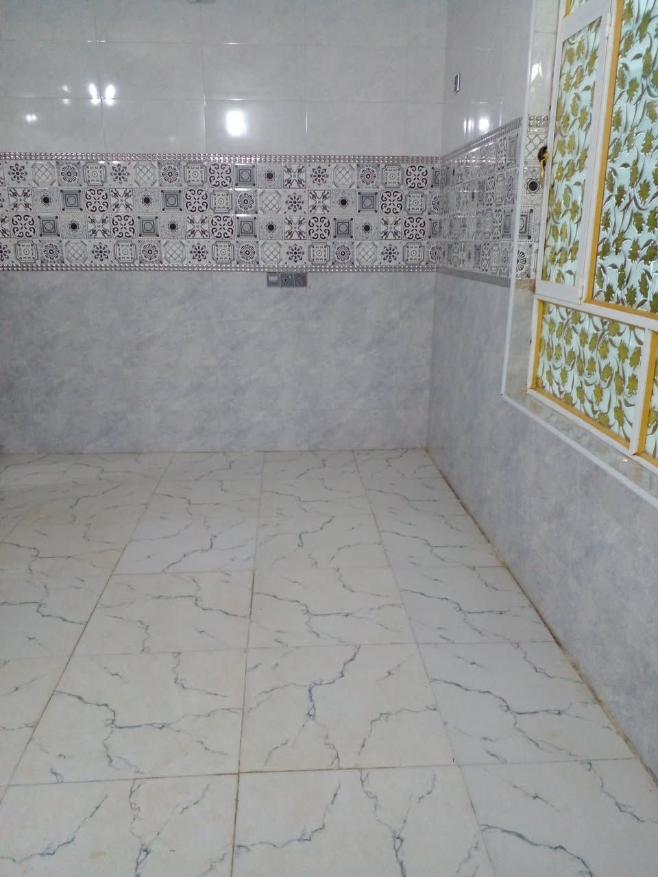 بيت للبيع بمساحة 135 متر سند 25 اقرار محكمه يحتوي على غرفتين وصاله واستقبال ومطبخ وصحيات العنوان كربلاء طريق بغداد قرب مدينة سيد الاوصياء يبعد كيلو عن الشارع الرئيسي السعر 72 قابل للتفاوض للأستفسار *********** ***********
