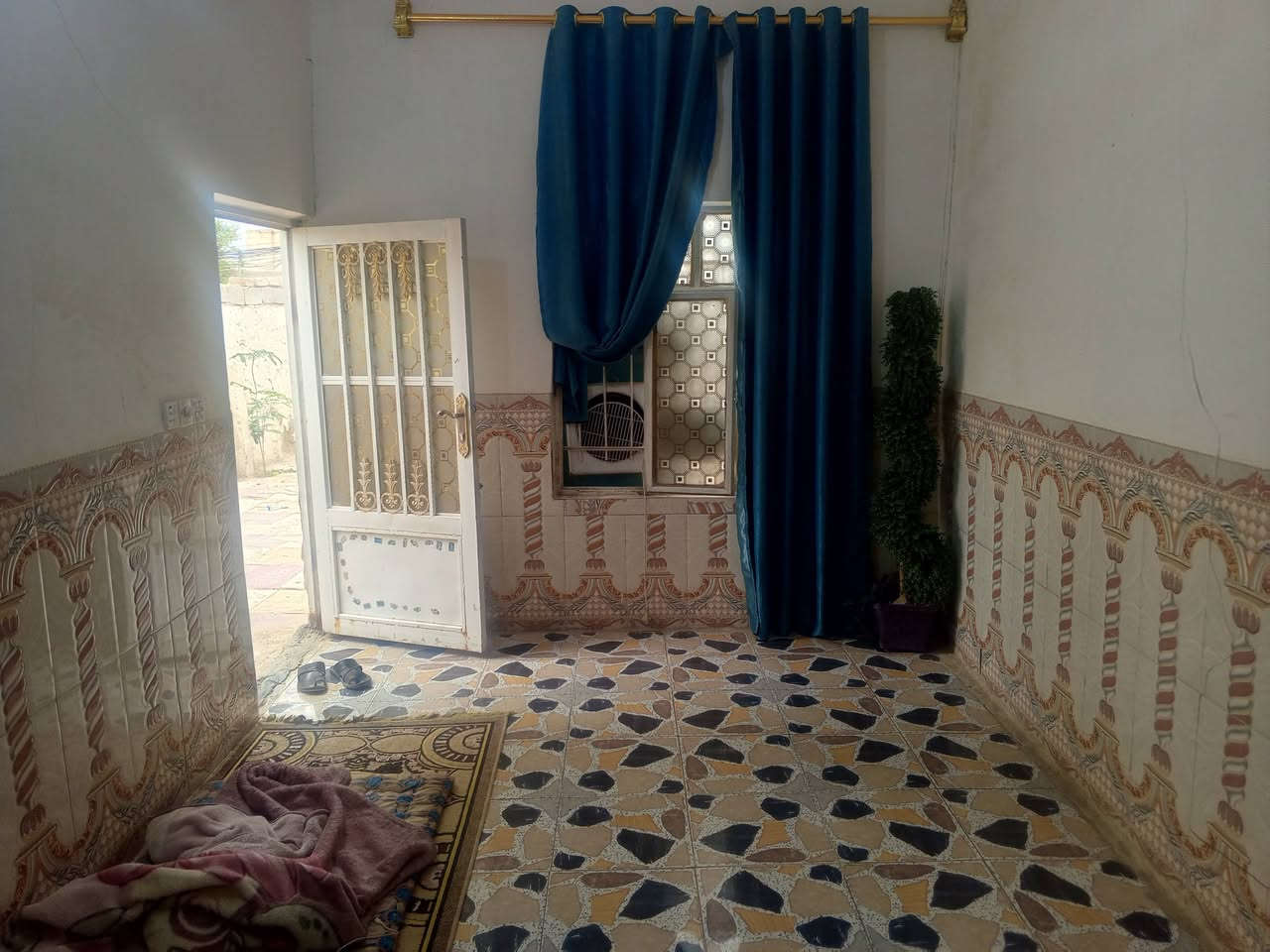 دار للبيع مساحه 100 متر  العنوان خلف ال بلهيل يحتوي عله غرفه وصاله ومطبخ مفتوح عل صاله وبراني صحيات خارجيه  استفسار اتصال عل الرقم بي واتساب***********
