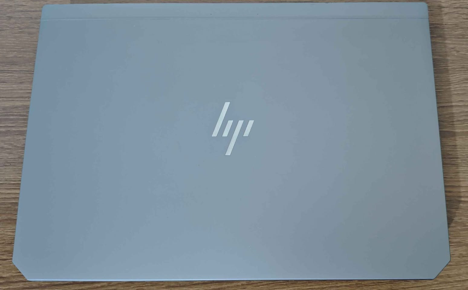 سلام عليكم 

للبيع لابتوب عملاق التصميم و الهندسة HP zbook G5 مستعمل ب حالة جيدة جداً 💻 

جهاز يخدم مهندسين👷🏻📐 و طلاب🧑🏻‍🎓 و العاب 🎮

معالج i7-8850H (جيل ثامن فئة H القوية للأداء العالي)

كرت الشاشة NVIDIA Quadro P2000 4GB (كرت مخصص لبرامج التصميم والرندرة مثل AutoCAD, 3D Max, Premiere)

رام ( ذاكرة عشوائية) 16GB DDR4 بسرعة 2667MHz

هارد 500GB SSD (سريع جداً في الاقلاع وتشغيل البرامج)

شاشة بحجم عملاق 17.3 إنش (مريحة جداً للعمل الطويل وبدقة عالية)

تحتوي على منفذين Type-c و منفذ HDMI و منفذ سماعة 3.5 و 3 منافذ USB 3.0 و منفذ LAN

لابتوب سهل تطوير لان يحتوي على 4 منافذ للرام
و 4 منافذ للهارد 

جهاز منصب عليه اوتوكاد 2022 و حزمة مايكروسوفت اوفيس 2016 و عندي حساب ستيم اوف لاين اذا ردت تنزيل لعبة مثل gta v او FC26 او فورزا 6 و غيرها 

ملحقات شاحنة الجهاز اصلية 🔌 
جويستك gamesir nova lite 🎮
جنطة ماركة CoolBell 💼

حالة بطارية جيدة جداً تمشيني ساعة و نصف الى ساعتين او اكثر حسب استخدام

نظافة خارجية جيدة بي شخوط خفيفة و قليلة 

💲سعر 575.000 دينار عراقي
📍بغداد بلديات حي تجار قرب محكمة الأمن العام
📞*********** بغداد, العراق
