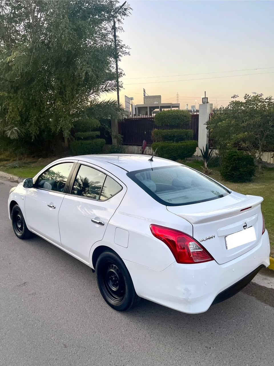 السلام عليكم
نيسان سني ٢٠٢١ رقم اربيل الجديد (شرط التحويل)
السياره هندي ام بليته الزركه
السياره بدون صبغ بيها فقط بارد مكانين
مواصفات السني المعروفه 
شاشه
تحكم استيرن 
كامره
مكان السياره بغداد
للاستفسار:***********
