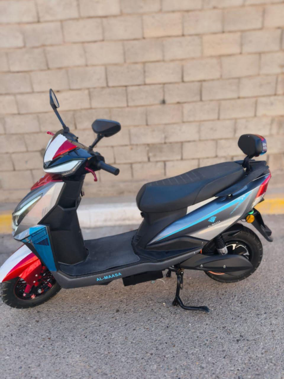 سلام عليكم ماطور شحن للبيع نوع سكنس من شركة الماسة أرقة شركة بالعراق موديل ((2025)) فول مواصفات بعدة جديد مستخدم شي قليل جداا كهربائيات كلها شغالة هورن أشاير يمنة يسرة نشرات لايت زنون عالي ناصي لد امامي مرايات كلة كامل تشغيل سويج وبصمة وكارت تچوة خلفية الماطور ضد المي شاشة دجيتل نضام الR بك يعني يرجع ليورة أربع سرع سبورت 6بطاريات كلهن على الفحص الماطور كلة على الفحص وين متريد افحص الماطور شخط ما بي تايرات بعدهن جدد لون مميز الماطور بعدة جديد السعر 600 وبي مجال كلش بسيط للشراي وللطيبين المكان الأنبار الرمادي /الرقم ***********
