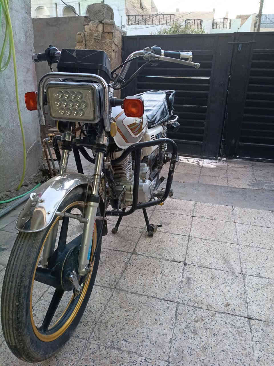 سافان 5 كير كاملة مكملة شغل واطلع ✅
كهربائيات كلها شغالة لايتات اشاير
تايرات جدد
مكينة ناعمة ما بيها اي تبخير
جانت حامية وغسلتها وانفطر الكور وبدلته
اوراق مفقودة ،مكفولة من السرقة 
تجي تفحص اجيك على راحتك 
الدراجة نظيفة كلش مثل ما تشوف
السعر 450 وبي مجال 

مكاني البياع رقمي ***********
