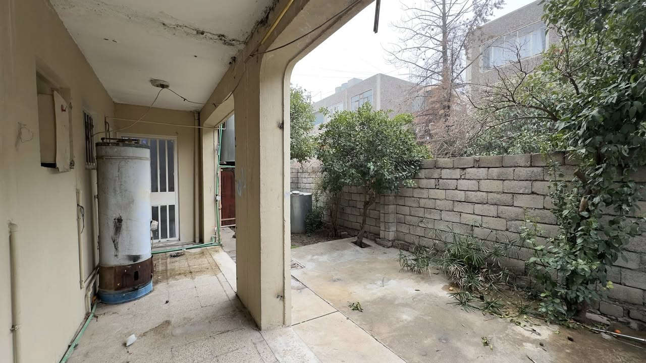 السلام عليكم 
شقة للايجار في شقق الخضراء
تلفزيونية طابق ارضي
تحتوي على كراج وحديقة وغرفتين وهول ومطبخ وصحيات
سعر الايجار ٢٧٥ الف

مكتب صفوان السنجاري
***********
***********
