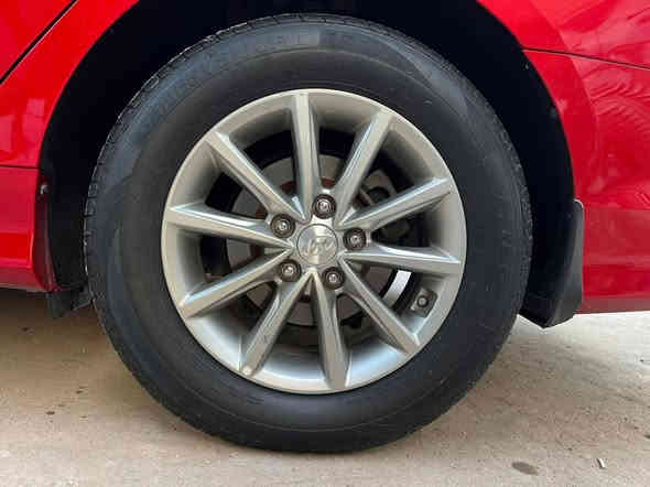 السلام عليكم 
سوناتا موديل 2019 جي دي اي 2400 
مواصفات SE معروفة
شاشة كبيرة 
كامرة 
رادار 
انظمة قيادة 
مثبت سرعة 
 ماشيه :48 ميل
حادثه:جاملغ وبنيد فقط بدون اي داخل  وباقي السياره  مكفول حته البارد 
السعر:133وبيه مجال 
العنوان: بغداد
رقم :*********** 
السياره احلى من الصور  جاهز  لا دوانز لا شي
