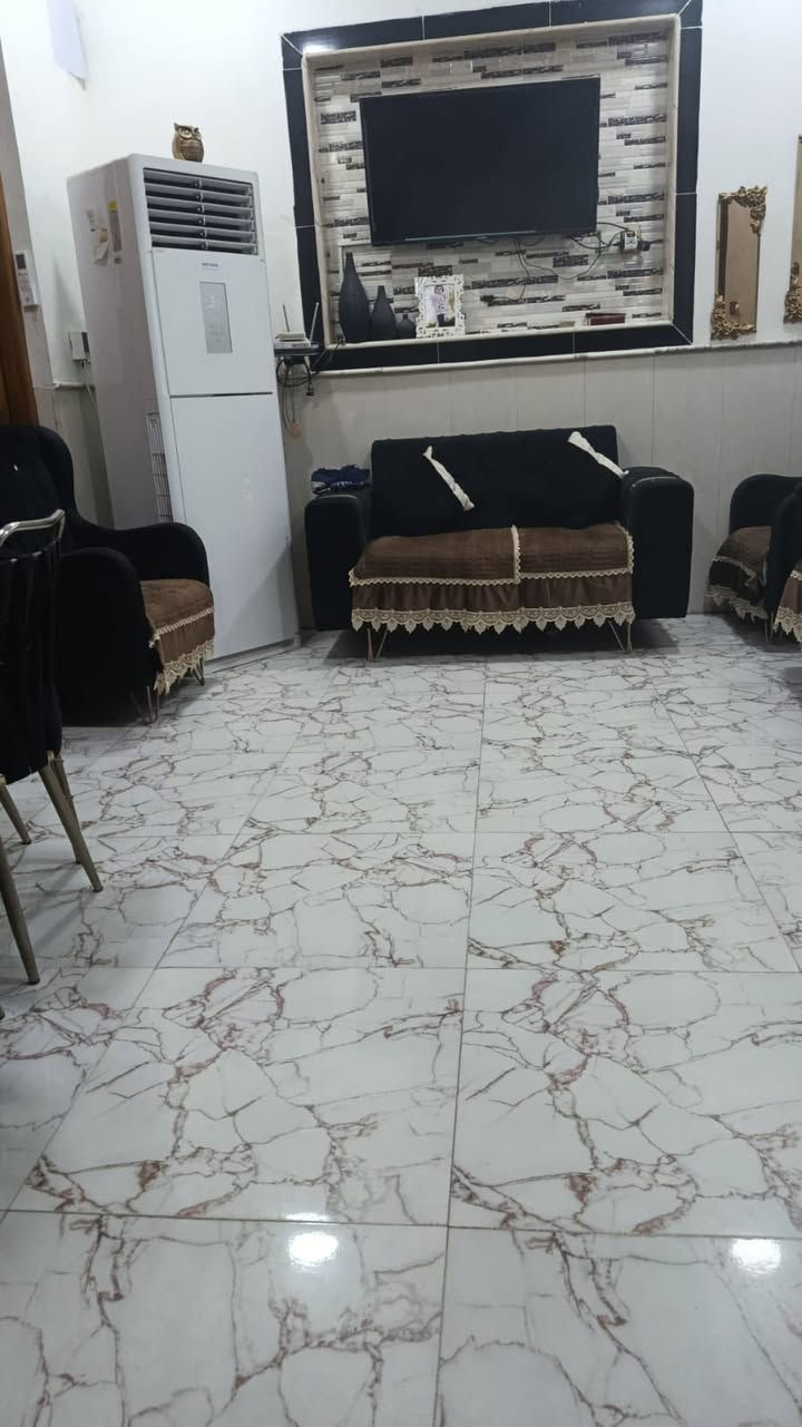 بيت ١٠٠ متر طابو زراعي
سند ٢٥ 
واجهه ٧ ونص نزال ١٣ ونص ( طابقين)
يحتوي الدار على غرفتين وصاله وكليدور ومطبخ 
و٢ صحيات داخليه وخارجيه 
الموقع/ نادر قراغول شارع الكبان فرع الصيدليه ***********
السعر 95 وقابل للتفاوض

