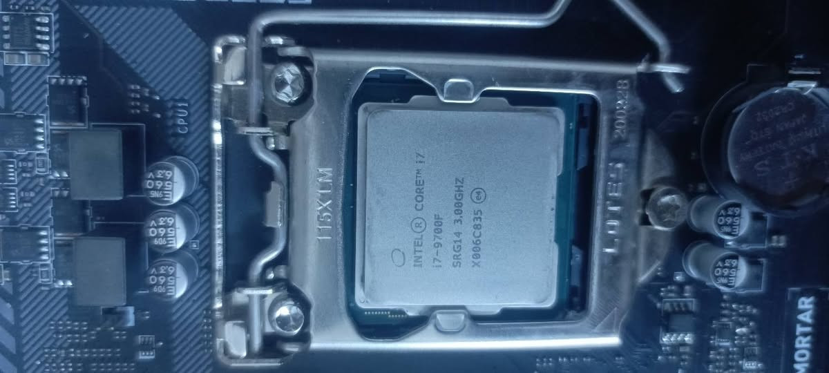 تجميعه فصخته وقطع هوايه 
مذربورد 

MAG MSI B365 M MORTAR 
جيل ثامن . وتاسع  (س 100)

معالج (س80)
Corei 7 9700F 

كيس لون ابيض 
360////240 فارغ  سعره( 50 )

كيس لون اسود 240 فارغ سعره (40)

مني كيس هوه والمبرد مالته من لينوفو كيس ( غريب ) سعره (40 )

باور سبلاي من كولر ماستر 600 واط سعره (60) 

كرت شاشه GTX 760 مروحتين رصاصي سعره (35)

كيبلات كرت شاشه ومذربورد RGB تركيب فوق الكيبل سعر الزوج كرت ومذر  سعرهم (30)

مراوح لون اسود عدد 5 مع هاب وريموت سعرهن ويه العاب والريموت سعرهم (20)

مبرد من كولر من ديب كووول سعره (15)

كيبوردات واحد ميكانيك سويج جوزي ( واير ) والثاني مو ميكانيك ( يربط  بلوتوث ودنكل و واير ) اثنينهم سعرهم (20)

ماوس عادي سعره (5)

هارد سعره (15)
SSD 120 

هارد HDD سعره (10)
G500


**إذا كنت صاحب هذا الإعلان وتريد حذفه لأي سبب، رجاءا أرسل رسالة إلى الدعم الفني**