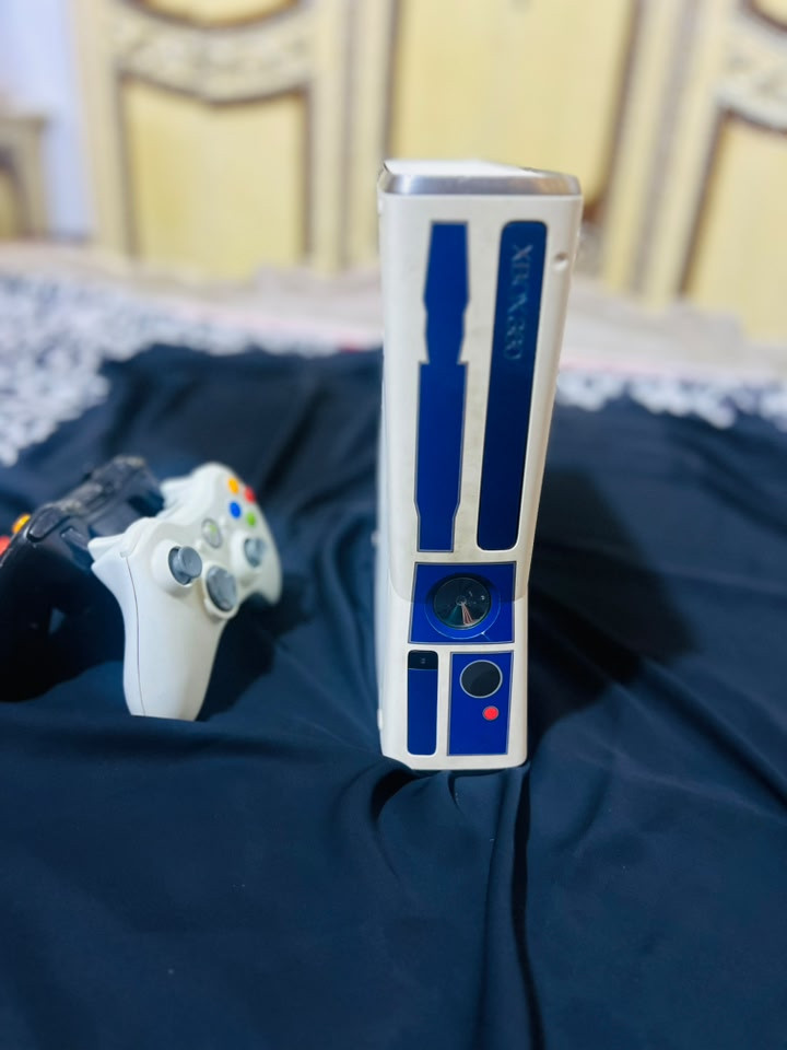 للبيع اكس بوكس 360 نضيف 
جداً ويا جوستكات 2 +155 لعبه 
المكان بغداد الكرغوليه السعر 140 وبي مجال***********
