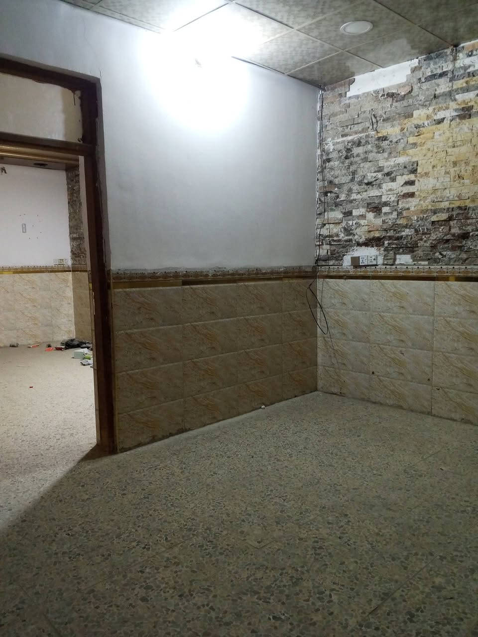 #دار100م_للايجار_شارع_المطار_القديم_قرب_مجمع_الكوثر 
غرفتين وصاله ومطبخ وحمام استقبال 
دار قريب من شارع دار نضيف عايز فقط غسل 
السعر ٢٠٠ الف قفل مقدمه شهرين ٤٠٠ 
***********
