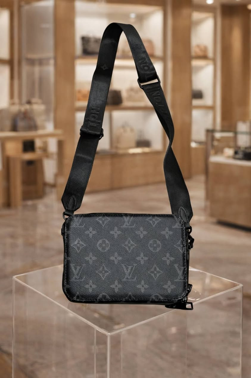 حقيبة رجالية ماركة لويس فيتون 
مني باك صغيرة الحجم 
بالة اوربي نظافة 💯 
مصنوعة بالكامل من مانكروغرام 
مع حزام كتف كتان خالص 
سحابات سلستيل طلاء ثابت مختوم 
إرتفاع 18 سنتيم عرض 20 سنتيم 
للحجز على خاص 
أو مراسلة واتساب ***********
توصيل لكل محافظات توصيل
