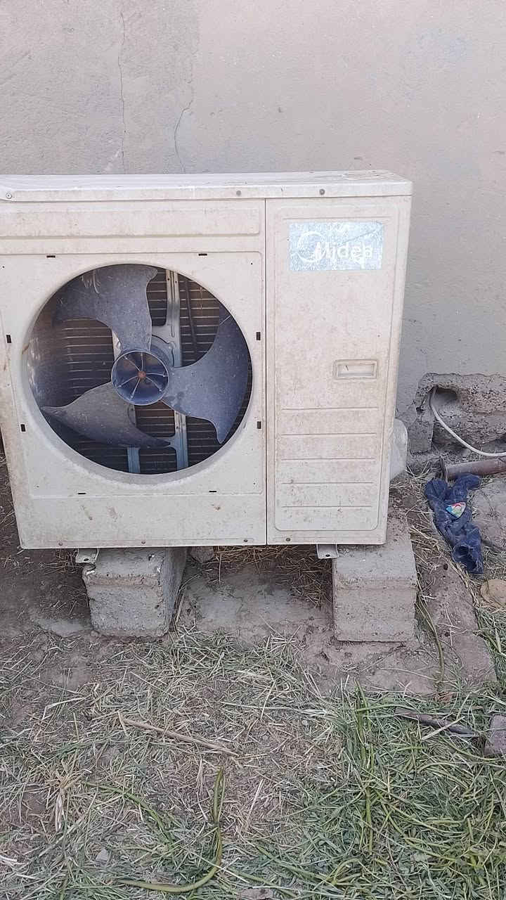 سبلت ميديا 3طن كمبريسر عاطل باقي الاجزاء كلها شغاله راديتر نضيف بواري كامله  السعر 350وبي مجال مكانه بغداد المدائن الخناسه 
رقم صاحب السبلت ***********حسين
