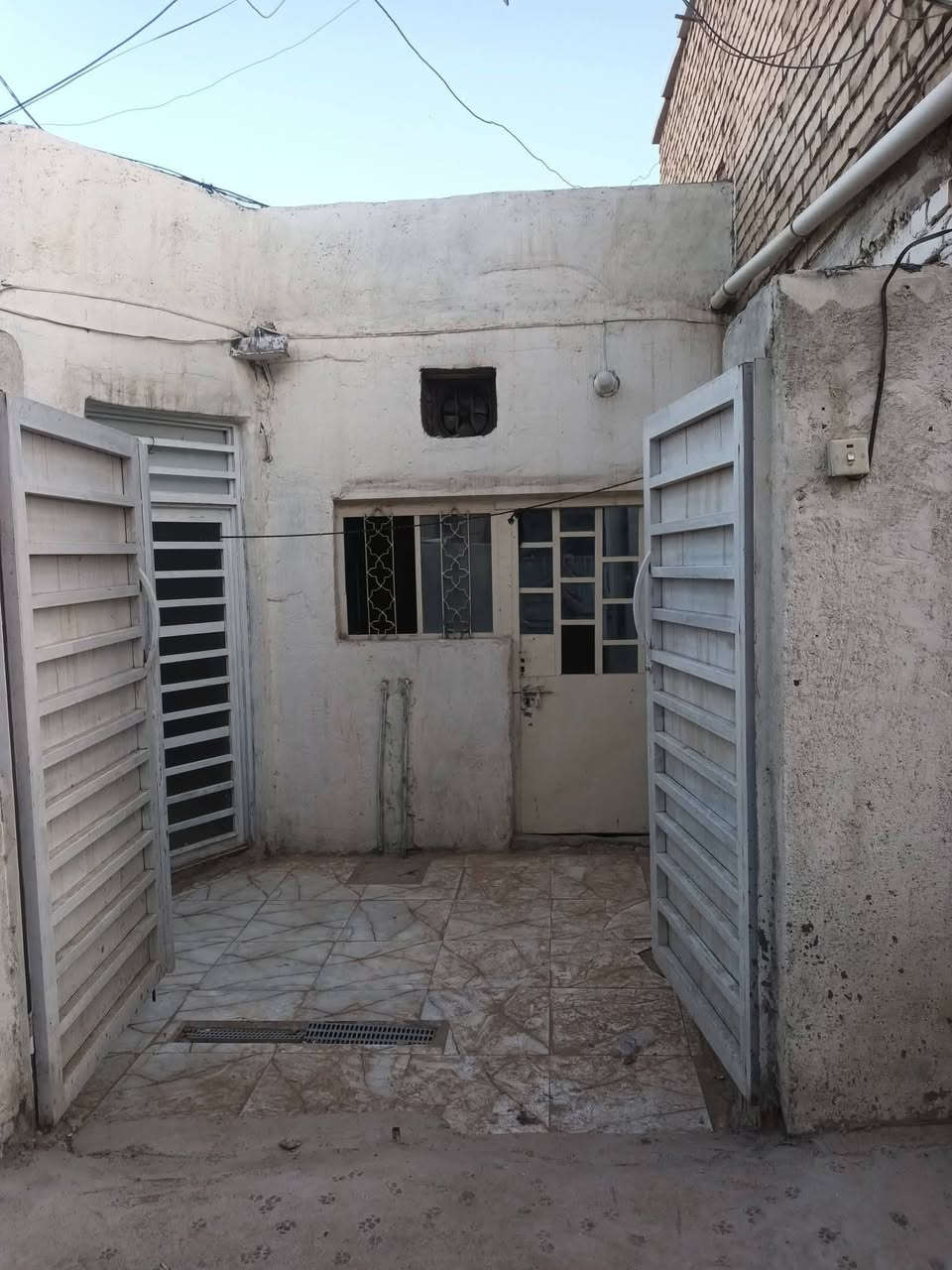 السلام عليكم دار للبيع جدا جدا السعر مناسب  بستان الجمعية سند ٢٥ طابو ٨٠ متر كلش قريب عن السوك نظيف بس يرادلة صبغ خدمات كاملة مي مجاري وكهرباء السعر ٤٧ مليون وبي مجال للراغب شي بسيط  للراغب التواصل ***********
