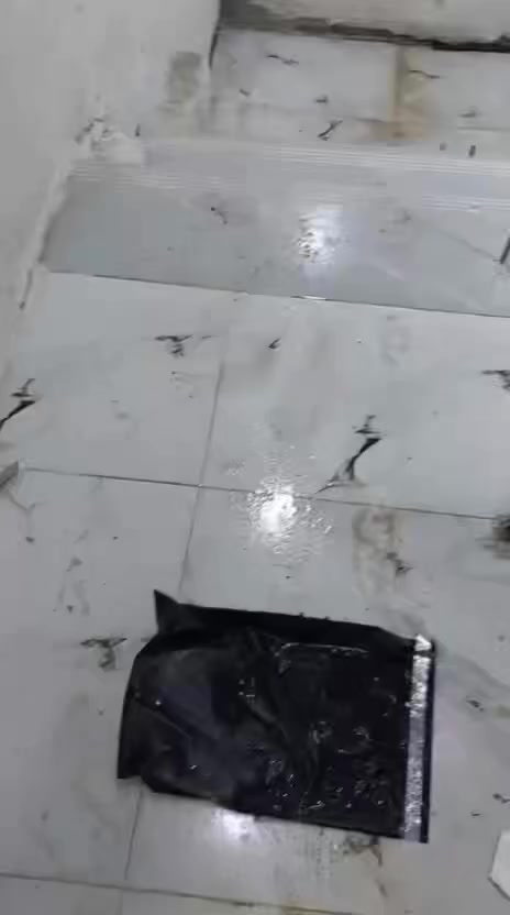 شقه للإيجار بحي الاصدقاء جديده
على شارع عام غرفه وصاله ومطبخ 
 وصحيات وسطح الايجار 400 الف
 شامل الكهرباء والماء 
 للاستفسار : (***********)
