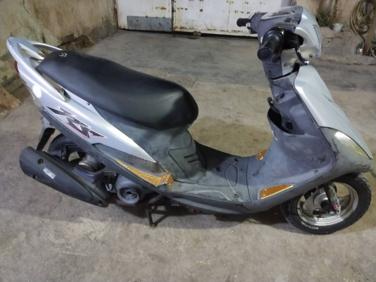 السلام عليكم دراجه ماكس عدله دراجه صالي ثلاث اشهر من نزلته من الرمبه دراجه تخبل كلشي شغال من الخير كامله مكمله اي نقص مابيه رايده مليون وخمسين وبيه مجال بصيط مكاني بغداد حي سفير رقمي  *********** وموجود فيس هم
