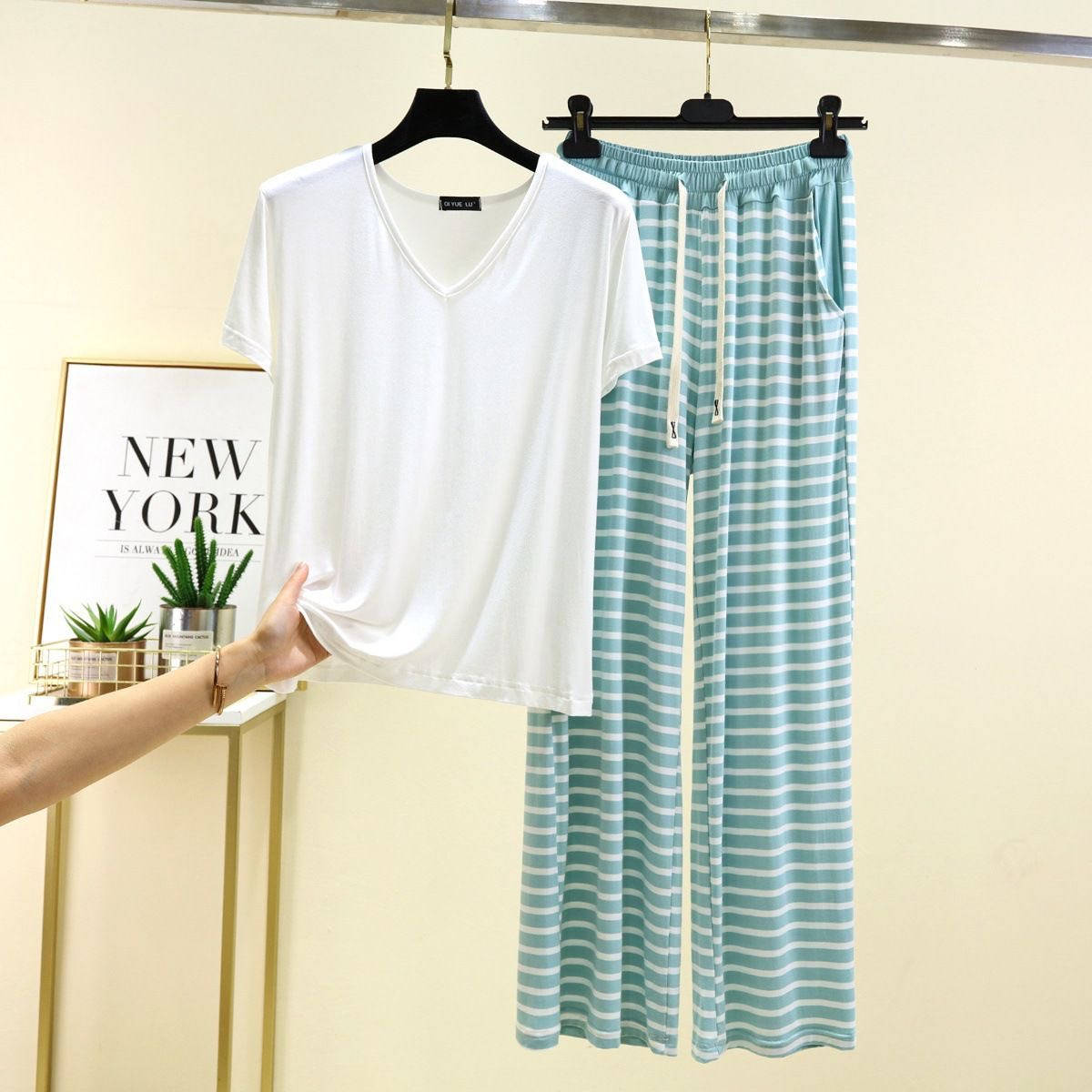 جمال القطع 🥹
متوفرة 
القياس (L.XL.2XL)
للحجز والاستفسار ع الخاص 💌


**إذا كنت صاحب هذا الإعلان وتريد حذفه لأي سبب، رجاءا أرسل رسالة إلى الدعم الفني**