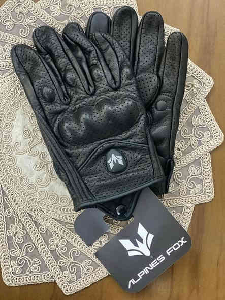 اجفوف جلد ماركه القياس X. L السعر ٣٠ الف
