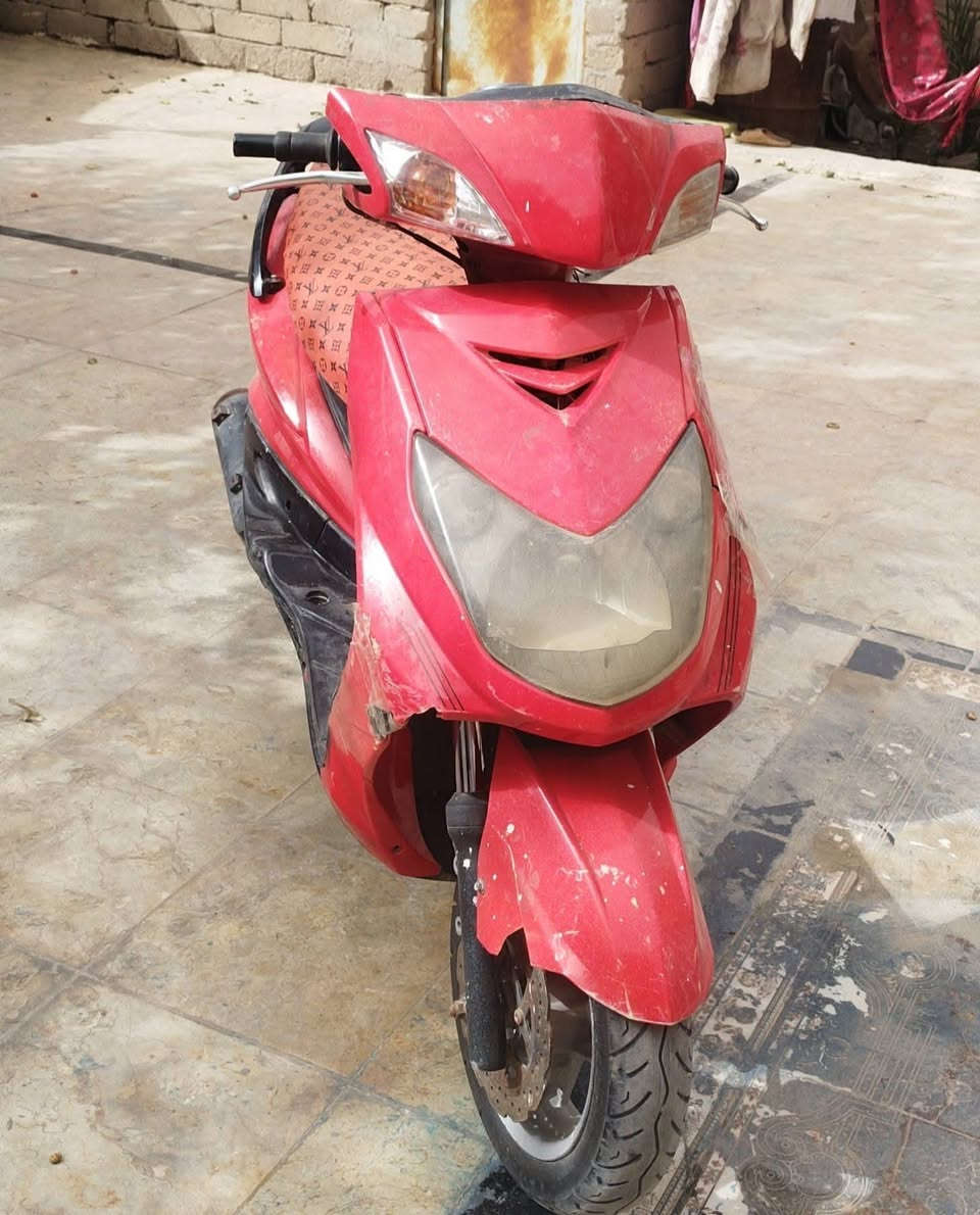 سكنس فحل للبيع بيه صوت
بكن مدري كلجات  المهم ابيع كوم حديد للعلم شغاله
 السعر 250  وبيهه مجال 
الهوير شلهه الحجاج ***********
