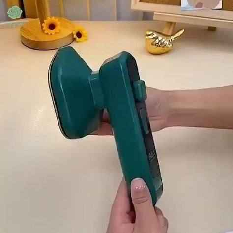 أوتي حراري حقيبة  
اوتي سفر صغير بجودة وحرارة عالية 

[المكواة المحمولة]: قبضة اليد قبضة مريحة مريحة. 
أي ما يعادل وزن "الوسادة" ، لا تحمل الفتاة أي عبء وتحمل الوزن بيد واحدة. 
خفيفة الوزن صغيرة يمكن حملها بسهولة في الحقيبة.^
[حماية ثابتة من درجة الحرارة]: 
قاعدة تسخين عند درجة حرارة ثابتة تبلغ 150 درجة مئوية ، تسخين صفائح السيراميك ، كي الملابس ، يمكن استخدامها في كي الملابس ، الستائر ، الملاءات ، أغطية الوسائد ، إلخ ، الحاجة إلى ملابس الكي الرأسية (مثل الدعاوى ، إلخ.
[خزان مياه ذو سعة كبيرة]: 
مع خزان مياه سعة 100 مل ، يمكن تسخينه بسرعة في غضون 30 ثانية ، والكي أكثر متانة.
 يعتمد خزان المياه تصميما شفافا ، ويمكنك مراقبة التغيرات في مستوى الماء في أي وقت ، والكي أكثر ضمانا.^
[TRIANGULAR FRONT DESIGN]:
تم تصميم الجزء الأمامي من لوحة التسخين على شكل طرف مثلث ، مما يسمح بالكي المرن للمناطق الضيقة مثل الأزرار ، البلاكيتات والياقات ، مما يسمح بعرض التفاصيل بأناقة.^
[ميزات التنظيف]:
 يمكن لدرجة الحرارة العالية والبخار القوي إذابة وتجريد بقع الزيت والأوساخ والعفن بسهولة على السطح والشقوق من المنتجات المنزلية. 
في طرد البخار عالي الحرارة في نفس الوقت ، يمكن فرك سطح الأشياء ، وتنظيف بسيط وسريع ،
اوتي صغير محمول 👕👌🏻

🔹 مناسب للسفر
🔹 لا يأخذ مساحة بالخزن 
🔹 سهل الاستخدام
🔹يعمل بطاقة كهربائية قليلة 
🔹 جودة عالية أربيل, العراق


**إذا كنت صاحب هذا الإعلان وتريد حذفه لأي سبب، رجاءا أرسل رسالة إلى الدعم الفني**