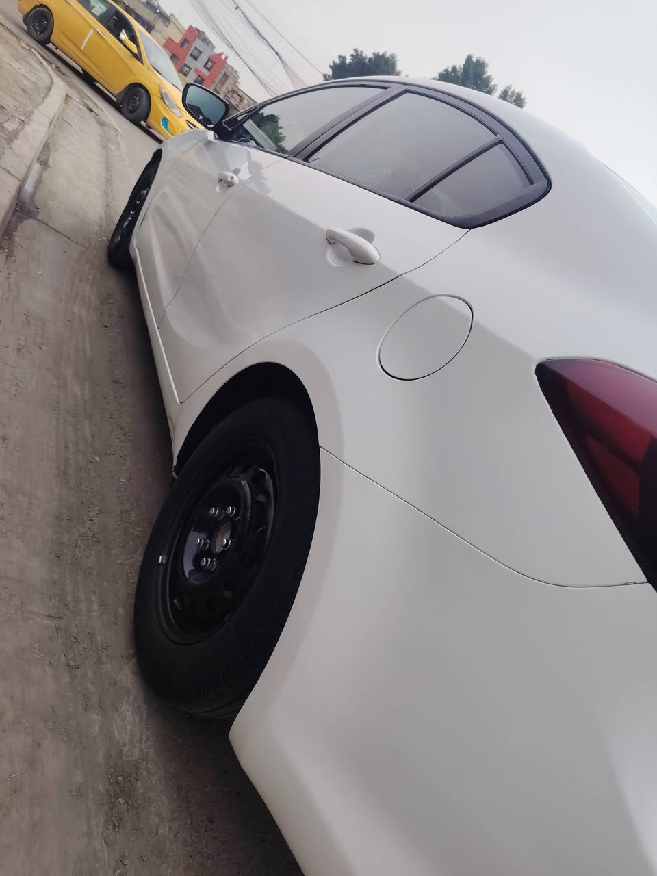 ☑️فورتي ١٧ لون ابيض رقم اربيل
☑️حادث امريكا جاملغ سائق لالغد ولاشاصي 
☑️بيه هنا طخه بالدوسه ومصبوغه  وبيه شخط بالباب خلفي موضح بالصوره 
☑️السونار قديم قبل سنتين 
☑️كير At — محرك ٢٠٠٠ دوش 
☑️ماشيه ١٥٥ 
السياره احلى من الصور بهواي 
مكاني بغداد السعر ١٢٠ وبيه مجال قليل 
 رقم الهاتف ***********
