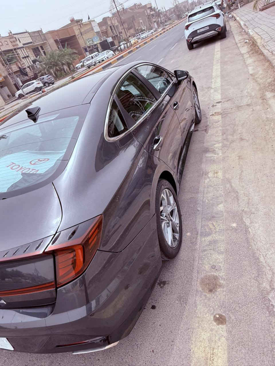 سوناتا فول موصفات
-الموديل:2021  رقم بغداد 
-فول مواصفات 
-عداد المسافة:65000 km
-المحرك :4 سلندر 2500 تنفس طبيعي 
-الضرر : خلفي، وامامي بسيط 
( جاملغين وقبق جنطه صبغ خلفي 
ومن امريكا كلير جاملغ وبنيد )
السياره ((( بدون ايرباك)))
صور الحادثه مرفقه بلمنشور 
تبريد ثلج على وضع الشركه 
-المواصفات: بانوراما تشغيل عند بعد تدفئة كشنات 
دشبول وعدادات ديجتال 
رادارات امامي خلفي جانبي
ويل 18 شحن لاسلكي 
لايتات زينون مع لد نهاري
داخل اسود 
بصمه لمس ابواب 
سايد بريك دكمه 
توقف تلقائي وقياده ذاتيه 
تحديد مسار تلقائي
السياره نضيفه جدآ واستخدام شخصي ومتعوب عليه ولا اي كلوب مشتغل بلدشبول ارقه دهن وبانزين كله محسن
( السعر 160وبيه مجال) 
المكان بغداد البنوك 
رقمي لاي استفسار***********
