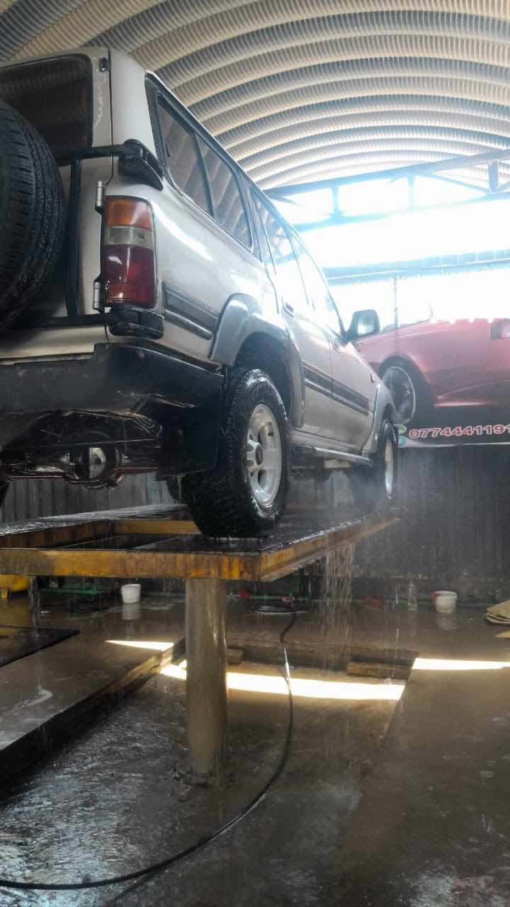 السلام عليكم
مونيكا 1992 جاهزه مجهزه من كلشي انظف وحده بمديلها تحويل مباشر مكاني النجف *********** ب 70 وبيها مجال 
تجي تشوفها وتحكم عالنظافه كير محرك حداديه وكاله كلها عالبلاد ممحور بيها برغي
