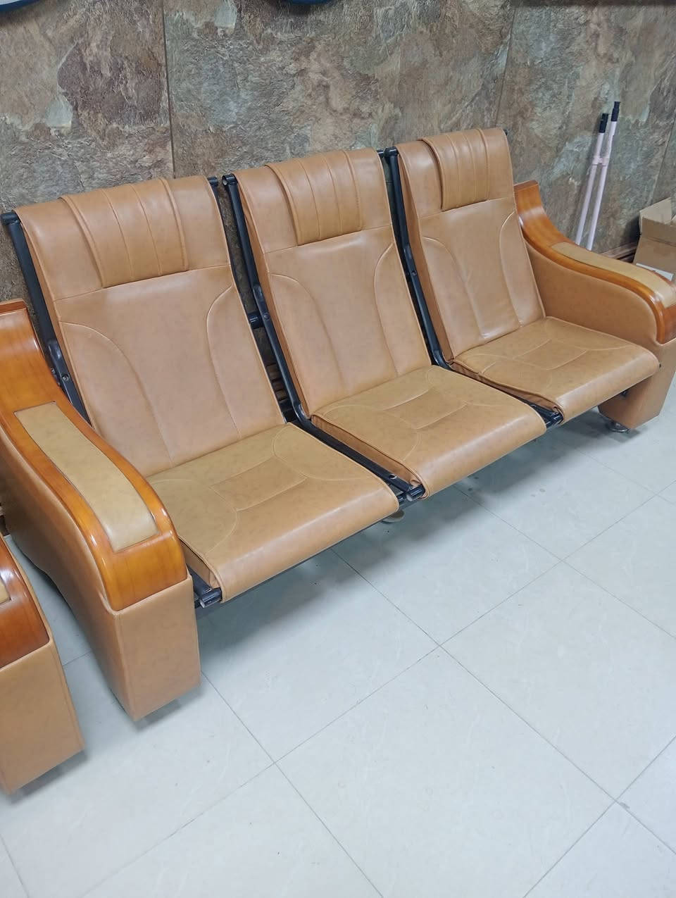 سلام عليكم 6 مقاعد جلد فول نظافه للبيع مكان بغداد الجديدة المشتل ***********
