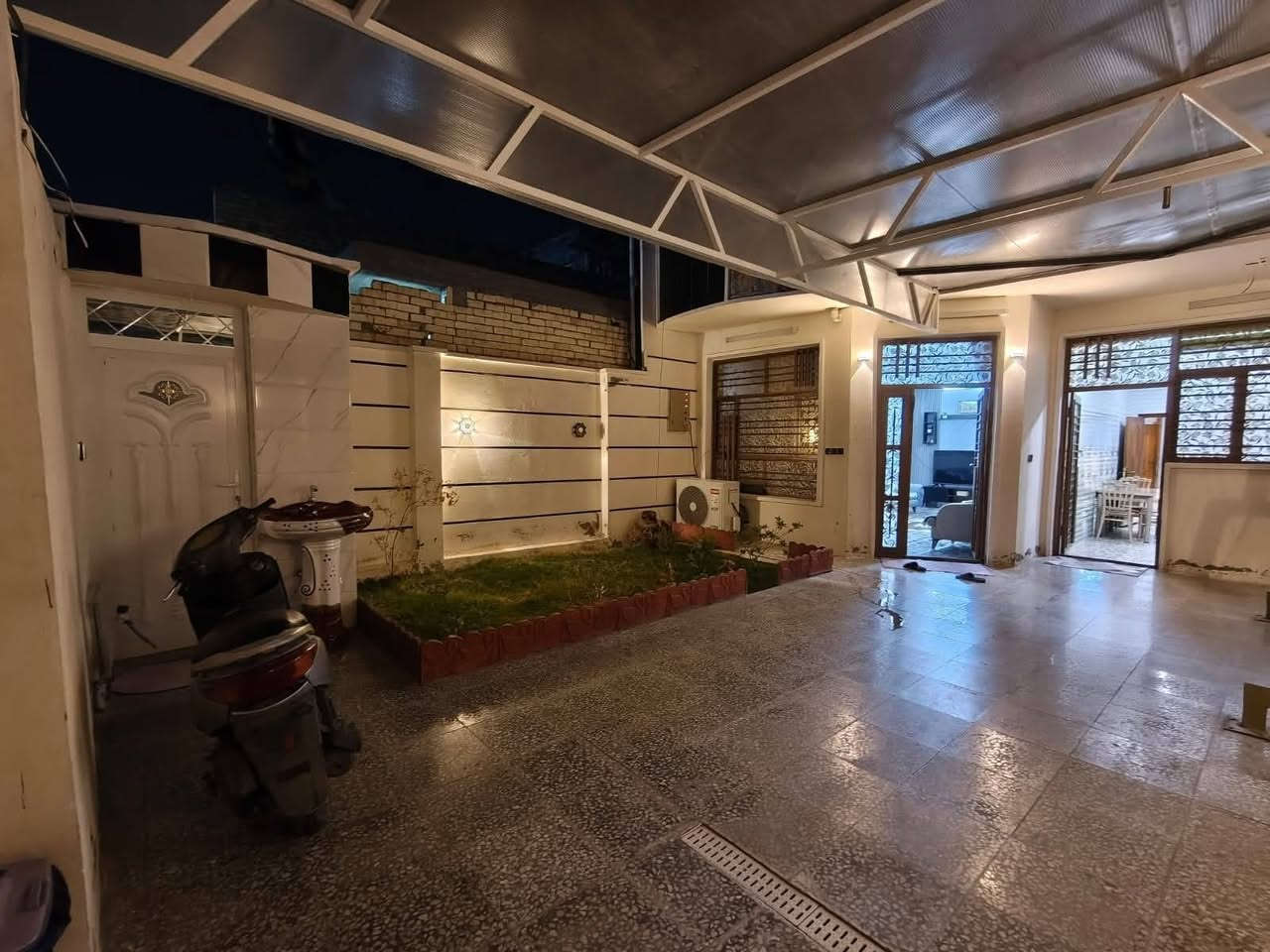 سلام عليكم توفر عندي بيت🏠 مساحه 200متر طابق واحد ✔️بيت جاهز بناء حديث جبها 8 نزال 25 زراعي بغداد البلديات ✔️الضباط خلف الصحفيين قرب مدرسه زين القوس منطقه حي ✔️الامير المنطقه كامله خدمات ماعده تبليط قريب الاستفسار اكثر ✔️***********سعر خاص رد ماسنجر وتساب اخوكم حسن ✔️للعقار
