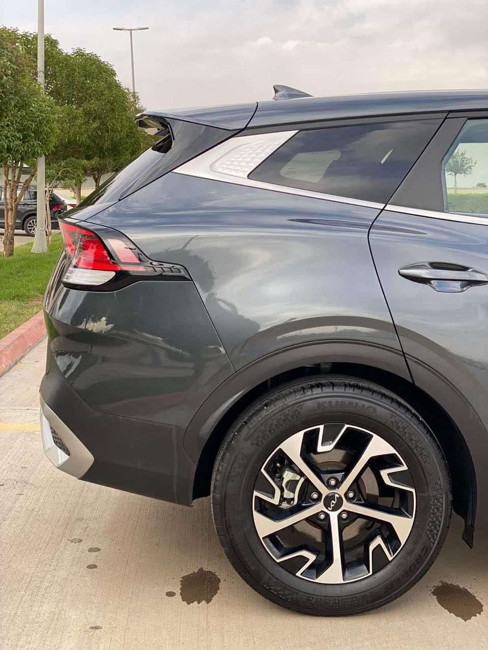 سبورتج 2023 امريكي 
رقم أربيل تحويل مباشر 
محرك 2500
ماشيه 46
لون بحري
فول ما عدا البانوراما
بصمه وتشغيل عن بعد 
ليد امامي وخلفي
نظام ترحيب عند الاقتراب
ويل كب قياس 18 انج
كشنات جلد
تدفئة بالكشنات
كرسي السائق كهرباء
مثبت سرعة
عدم الخروج من المسار
اوامر صوتية
حساسات 
مانع انزلاق
مساعدة النزول من المنحدرات
اوتو هولد
اوتو ستوب
كاميرات خلفية دوارة
رادارت
مانع تصادم
سايد بريك كهرباء
3 انظمة قيادة سمارت وسبورت ونورمل
شاحن واير ليس
شاشة كبيرة كار بلي
قطعتين تبريد 
حادث السياره جاملغ وبنيد  
ايرباك ستيرن وبرده 
صور حادث وسونار منزله
مكان السياره بغداد حي الجامعه 
السعر 183 وبيه مجال 
☎️ ***********
