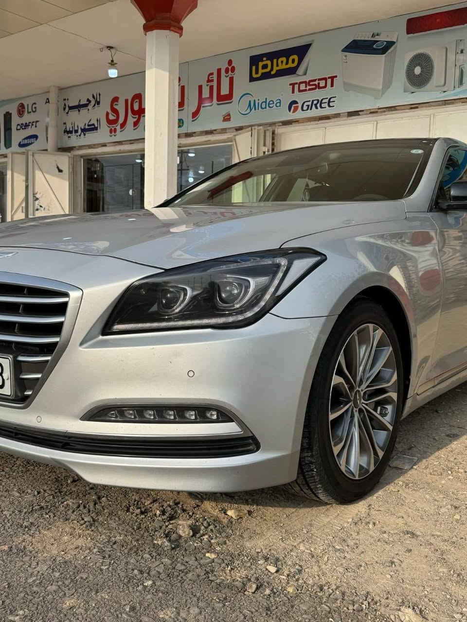 جينيسس 2015-G80 – فئة بريستيج (Prestige)
⚙️ المواصفات:             
المحرك (V6) بسعة 3.8 لتر يولد قوة 311 حصان
 1. شاشة معلومات ملونه مقاس 7 بوصه وسط العدادات التقليدية+ شاشة معلومات وترفيه مقاس 8 بوصة تدعم ملاحة
 2. المقاعد جلد فاخر (نابا)
 3. كشنات أمامية كهربائية (12 وضعية)+ تبريد وتدفئة + كشنات خلفية تدفئة
 4.  نقطة العمياء
 5. تحديد مسار + تنبيه الخروج عن المسار
 6. علامة ترحيب (شعار جينيسس) عند الاقتراب
 7. حساسات أمامية وخلفية 360 درجه
 8. مرايا تعتيم ذاتي + قلاب + هيتر + شعار جينيسس
 9. زجاج دبل عازل
 10. لايت LED نهاري وليلي + عدسات زينون عالي/واطي أوتو
 11. خاصية الصعود المريح (الكشن يرجع للخلف مع الستيرن عند النزول )
 12. خفض صوت التبريد والصوت تلقائياً أثناء الاتصال
 13. نظام صوتي Lexicon بـ 17 سماعة
 14. فتح صندوق  تلقائي عند الاقتراب
 15. 4 وضعيات قيادة: عادي – إيكو – سبورت 
 16. ستيرن كهرباء 
 17. كير  8 نمر
 18. شفتات ستيرن
 19. بانوراما كامل
 20. خزن ميموري لوضعيات الكشن
 21. بردة بلاد زجاج الابواب الخلفية
‏ 22. Auto Hold
 23. مسافة مقطوعة 180 الف كيلو
 24. تبريد 3 مناخات منفصل
 25. جام أوتو (4 جام)
 26. تدفئه بالستيرن + اهتزاز بالستيرن
 27. مانع تصادم+ قياده ذاتيه+ مثبت سرعة ذكي يحافظ على المسافه بينك وبين السيارة الامامية
 28. بانوراما ثلاث وضعيات
 29.ترحيب عند الاقتراب وبصمة ابواب وصندوق ذكي
30 . فور ويل 4WD
31. ويل 18 رياضي

تحويل ثاني يوم
 —————— للأستفسار 📞 *********** 
 السيارة بدون حادث كفالة
السعر 183$ 
المكان : الديوانية
