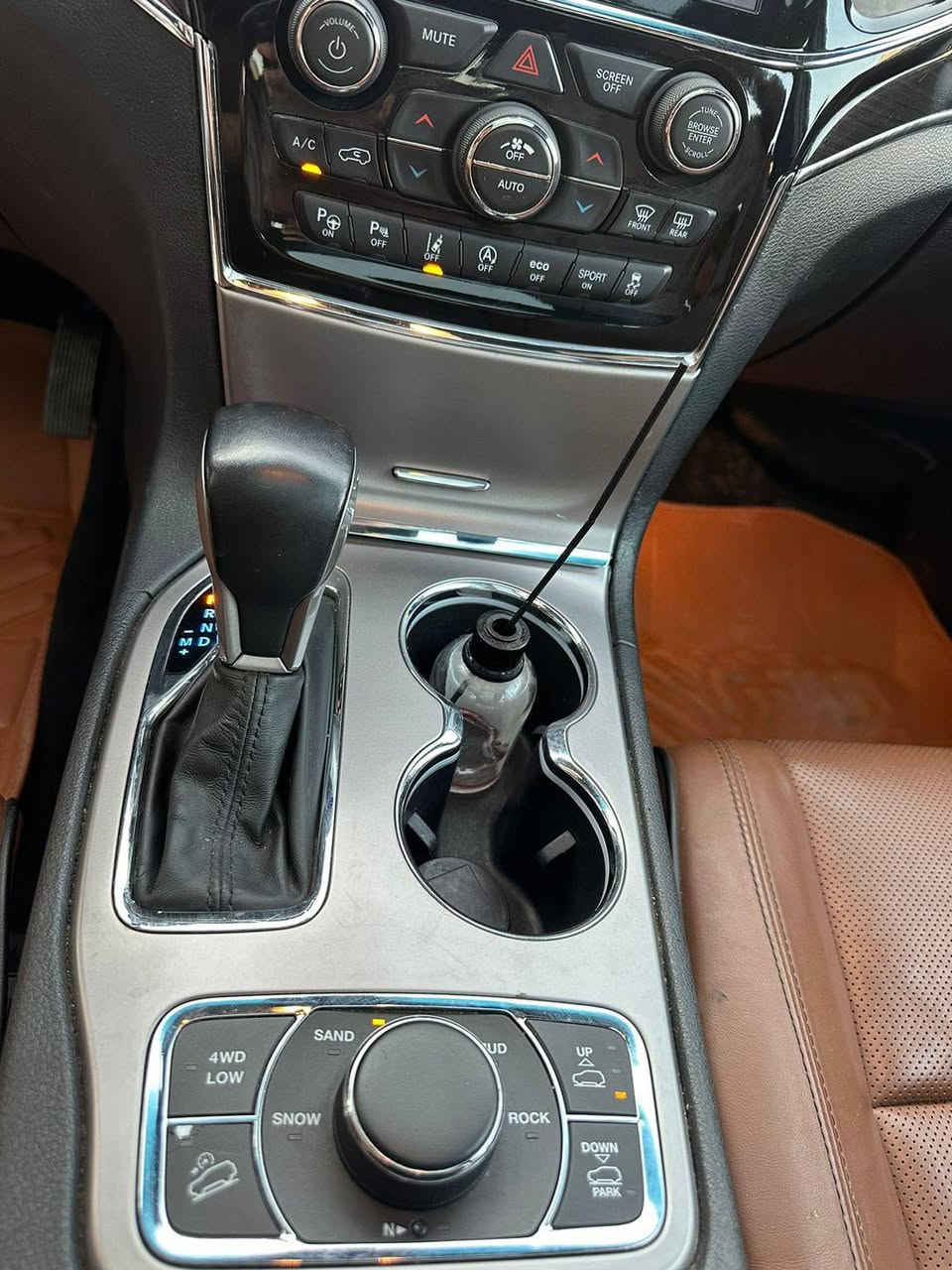 جيب كراند شيروكي اوفرلاند امريكي  2021. مواصفات 
محرك V6 سعة 3.6 
ناقل حركة أوتوماتيك 8 سرعات
وضعيات قيادة: Auto – Snow – Sand – Mud _sport
مقاعد جلد كاملة لون قرميدي مميز 
مقعد السائق كهرباء مع ذاكرة لوضعيتين 
تبريد وتدفئة للمقاعد الأمامية
تشغيل بصمة + دخول ذكي
تكييف ثنائي المناطق مع فتحات خلفية
سقف بانوراما
كاميرا خلفية عالية الدقة
6 وسائد هوائية
نظام مانع انزلاق + ثبات إلكتروني 
مرايا كهربائية قابلة للطي
تشغيل عن بعد 
حادث السيارة فقط بنيد وجامة امامية بدون اي ضرر بالايرباك
رقم صاحب سيارة 
***********
