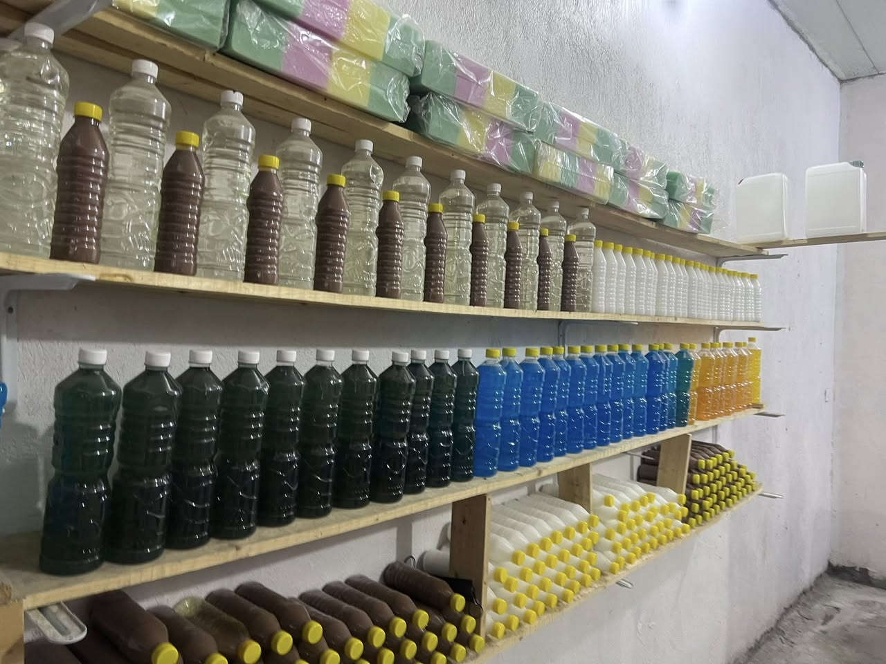 السلام علكيم محل للبيع 
منضفات منزليه كامل من كلشي ولمحل خير من الله مشروع  ستهلاكي والمواد تمشي كلشي تخلي بي يمشي الله شاهد خير من الله وبي معاميل  واني تعبان عل محل مهتم بل زبائن بس ضروف خاصه تاخذ المحل اعلمك عل كلشي ومنين تسوك وشون تخبط عطور زاهي فلاش قاصر تايت سائل مزيل دهون عل كلشي يخص المنضفات اخليك تبدي بمشروع جاهز وتعيش عليه السعر مليونين 2  محل كامل. 
العنوان نهايه الخطيب الزراعي   الاستفسار عل ***********وتساب ونتصال  والله يرزق الجميع
