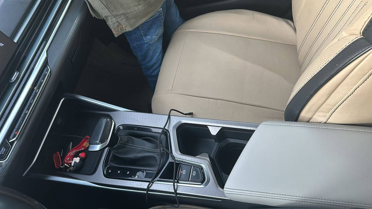 السلام عليكم أم گرند موديل 23رقم ذي قار انگليزي معوقين لسنة 30سياره جاهزه تخم تايرات حداديه مكينه كير كله نضيف 3وضعيات قياده تبريد قطعتين بيها رشات صبغ بسيطه السعر 93وبيهه مجال بسيط مكان السياره ناصريه قرب جامعة ذي قار ***********
