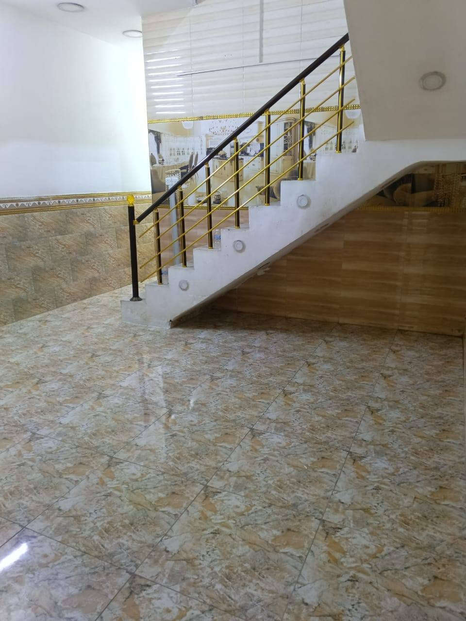 يتوفر دار للأيجار مساحة 100 متر طابق واحد نضيف يحتوي على استقبال ومطبخ وغرفة نوم وصحيات (ايجاره 400) مطلوب عائله صغيرة العنوان الزعفرانيه نهايته الأربع شوارع بشارع مخبز جنات الغدير للاستفسار ***********
