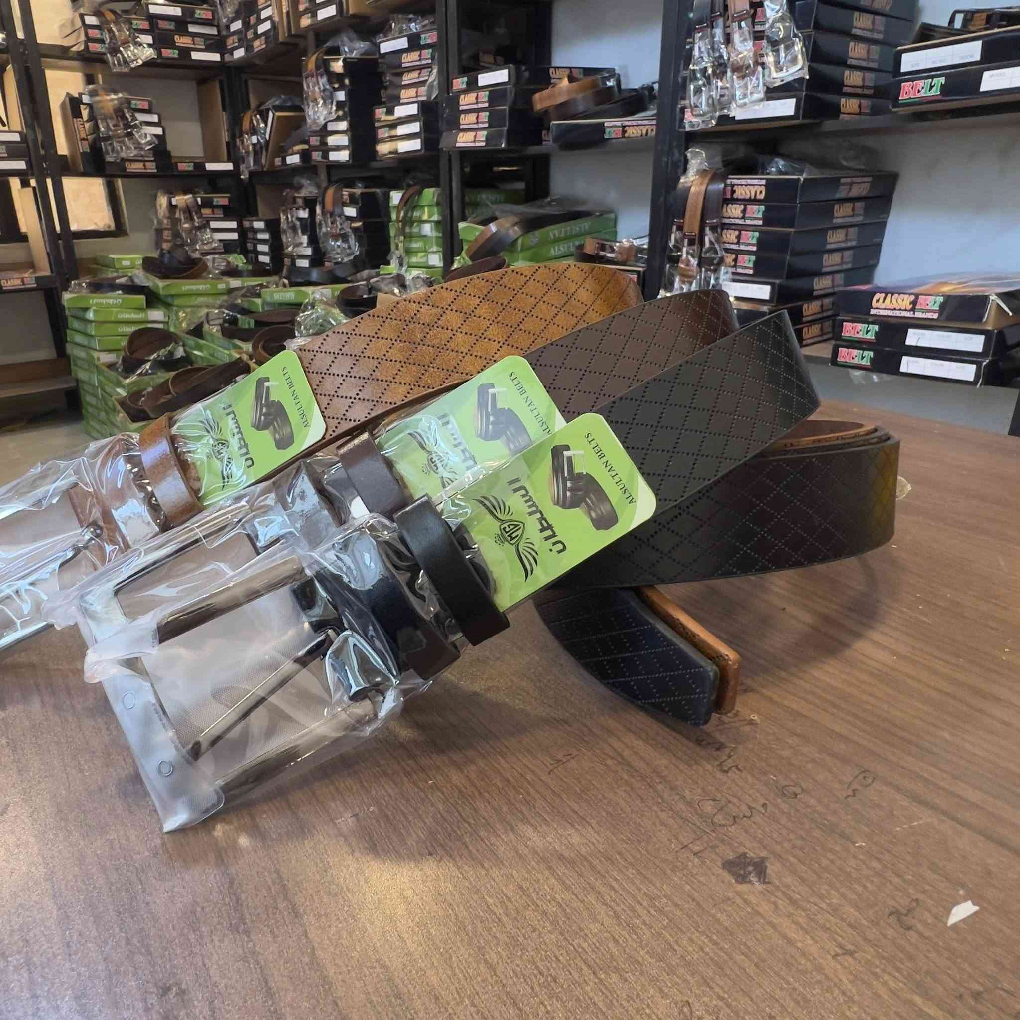 الحزام الشعبي السعر الذي لا يُنافس!
الدرزن مشكل اللوان وقياسات
12 قطعه داخل الدرزن وليس 10 قطع 
قياسات الطول داخل الدرزن 
110 120 130 
توزيع اللوان داخل الدرزن 
10 قطع اسود
2 الــوان 
للحجز او الاستفسار او طلب الموديلات
تواصل معانا ماسنجر او واتساب
***********
