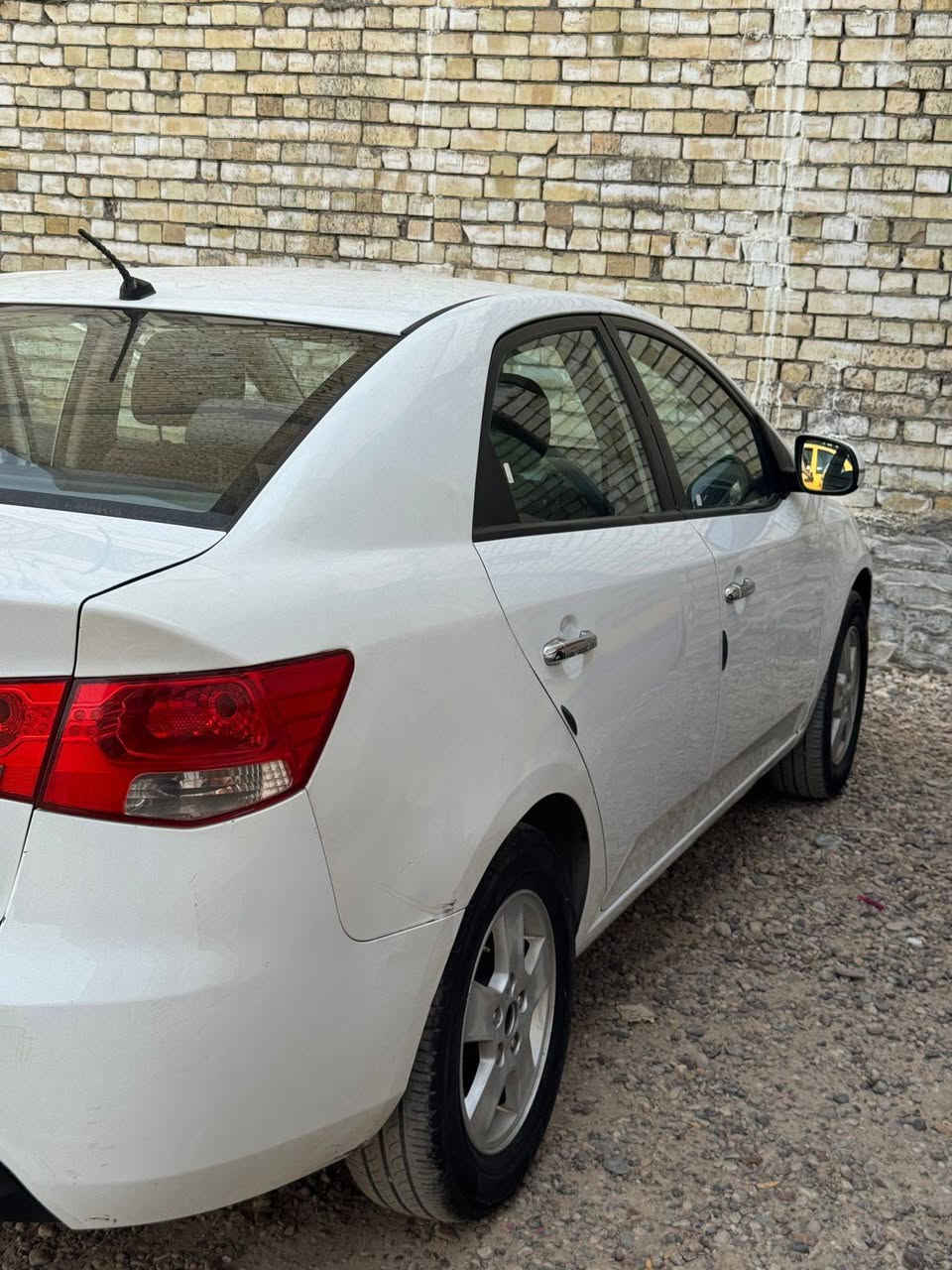 السلام عليكم أحبتي سيراتو ٢٠١١ بيها جملغ خلفي صبغ والباقي مقفول رقم سليمانيه شمالي بسمي فقط تحويل احول السعر 98 ورقة رقم هاتف *********** بغداد العبيدي
