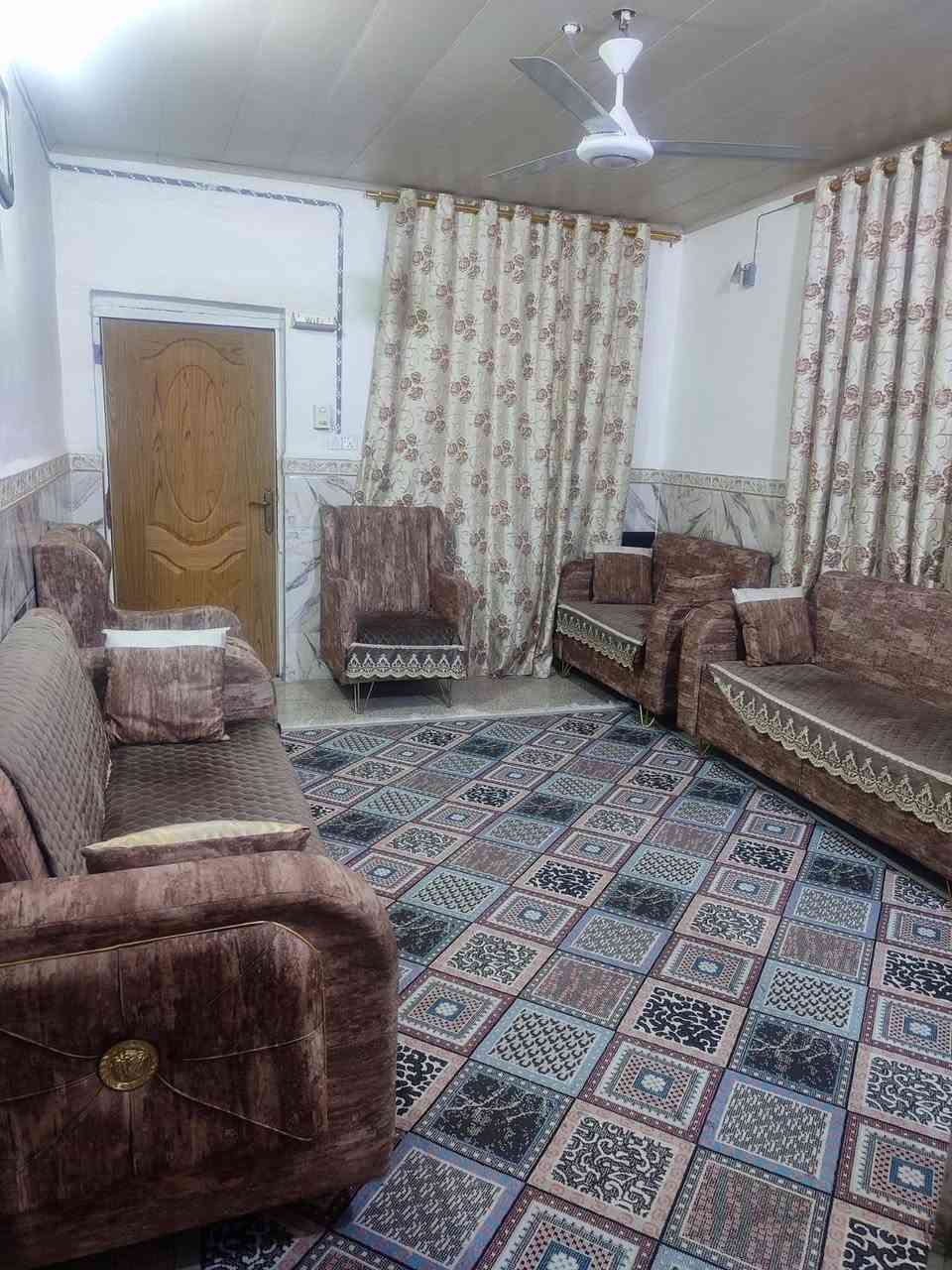 السلام عليكم
دار للبيع 
مكانه حي النصر بانزين خانه قرب المجمعات
المساحه 150 متر
يتكون من طارمه استقبال مطبخ صاله و غرف ثنين و صحيات داخليه و خارجيه و فوك هم اكو غرفه
للاستفسار الاتصال ع الرقم
***********
