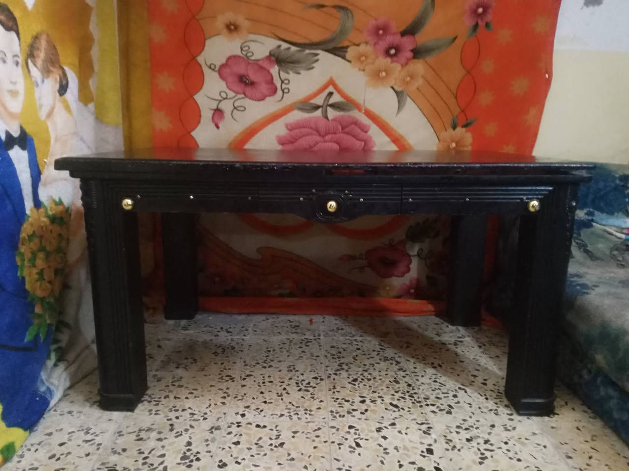 السلام عليكم ميز طعام مصنوع من المرمر مستخدم للبيع سعر ١٠٠ وبي مجال اتصل على الرقم ***********
