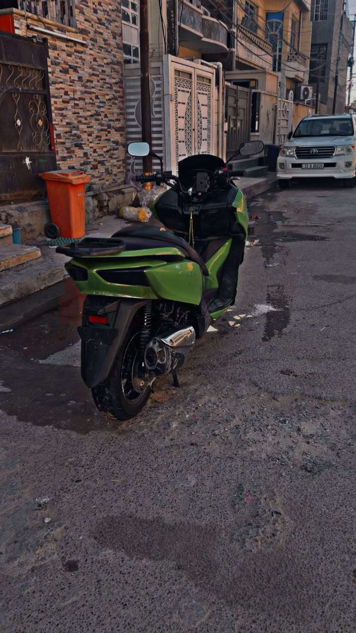 السلام عليكم 
فورزا 012 ماشيه 72 
كهربائيات كلهه شغاله عده الدبل اشاره فقط 
تايرات انضاف 
بريكات جدد 
بيهه كفر الدوسه مكسور 
وبيهه دخانه سوده 
وخرز كلج امامي 
معدل ادك فوك ال 140 بل مشي 
ع الستاند ادك 160 
مكاني بغداد المشتل 
بدون اروق 
السعر 950 وبيهه مجال بسيط 
***********
