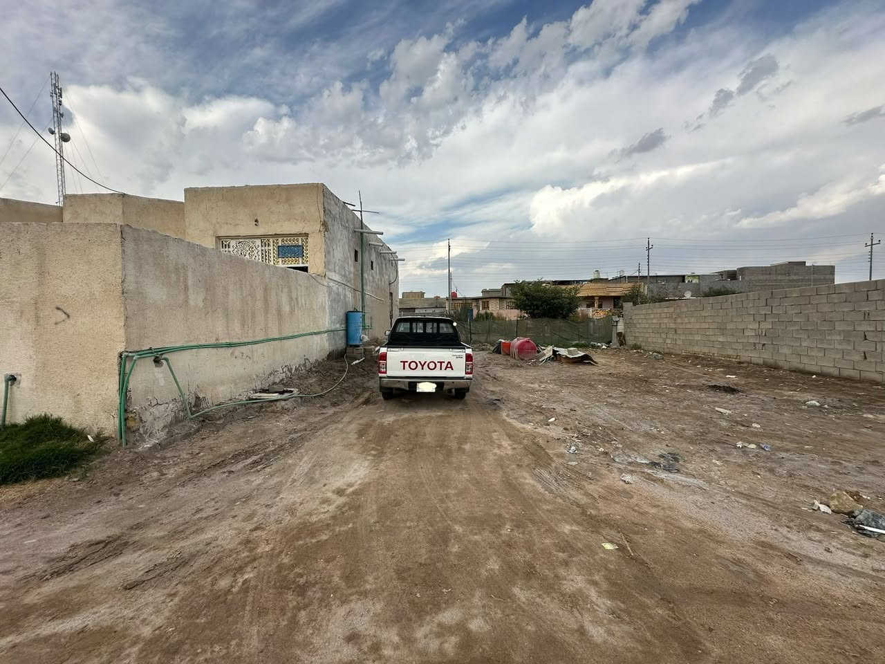 《السلام عليكم 》
يعلن مكتب عقارات الثغر عن توفر بيت  للبيع جاهز من كلشي المكان الثغر المشراكه قرب علوة حميد جلوب قريب على الشارع العام  مع توفر خدمات ماءو كهرباء وشارع  المساحه الكلية القطعه 400 متر  《موصفات البيت يتكون من أصالة واستقبال غرفتين نوم ومطبخ وصحيات خارجيه مع كراج 》مساحة بناء البيت  200مع قطعة ارض بصف البيت 《200》متر سنه البناءالبيت 2020 مع العلم البناء بلوك و عگادة كلش خوش البيت بناء درجه اولى بلوك  والبتلو صب كونكريت وبناء طابوق وجاهز من كلشي بسعر مناسب 《40》 مليون وبيه مجال كما هو موضح في الفديو التواصل مع مكتب عقارات الثغر والاتصال على الرقم التالي 《***********》ملاحظة مستعجل على البيع كلش
