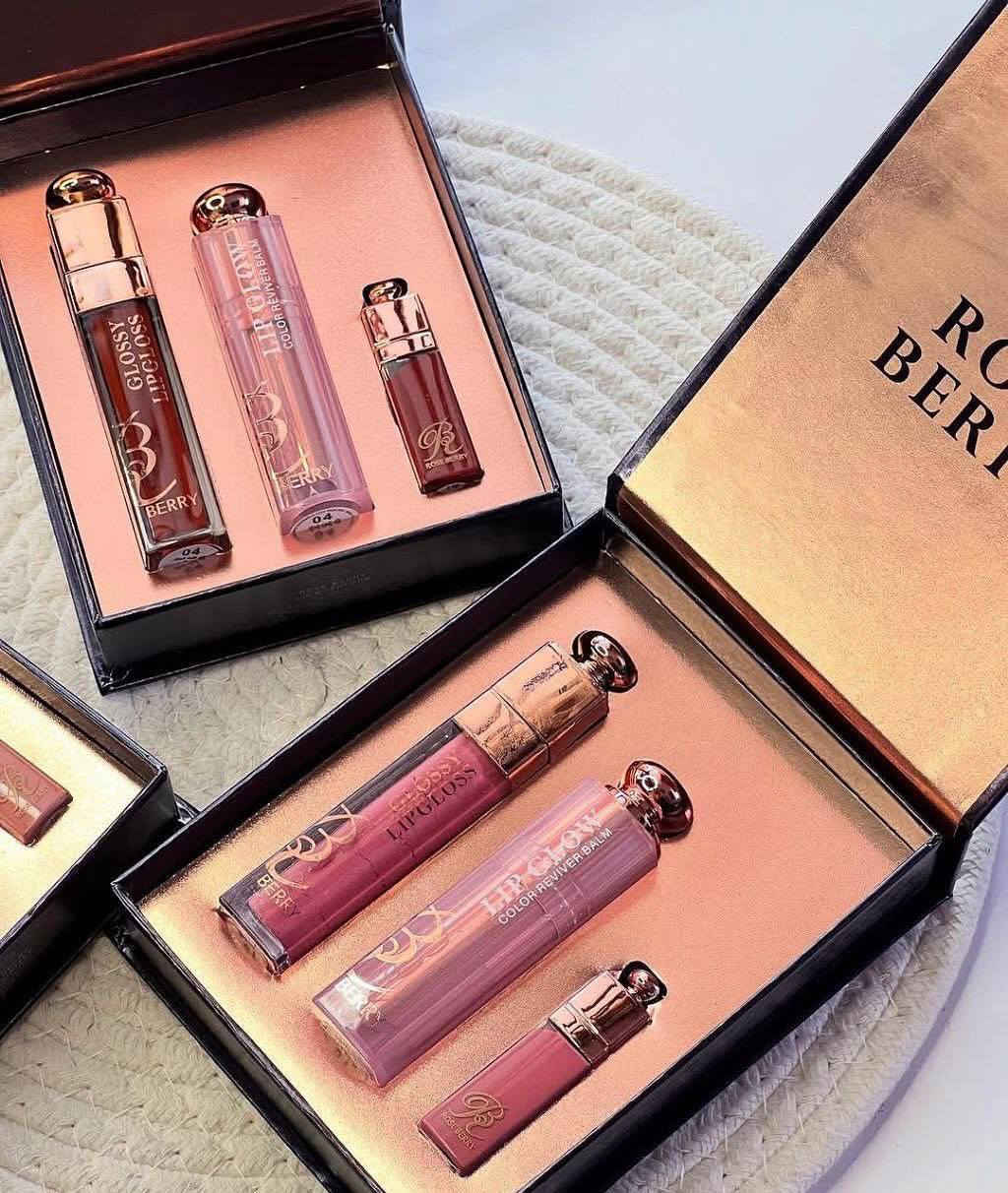 💫 طقم روز بيري - 3 قطع لجمال وترطيب شفايفك 💋
💄 لب جلوس يخطّف الأنظار
💋 ليب بالم بلمعة صحيه
💄 روج صغير يكمل إطلالتك
🌿 مكونات طبيعية ترطيب 💦 ولمعان طول اليوم لمسة أنوثة طول اليوم 🤤


**إذا كنت صاحب هذا الإعلان وتريد حذفه لأي سبب، رجاءا أرسل رسالة إلى الدعم الفني**