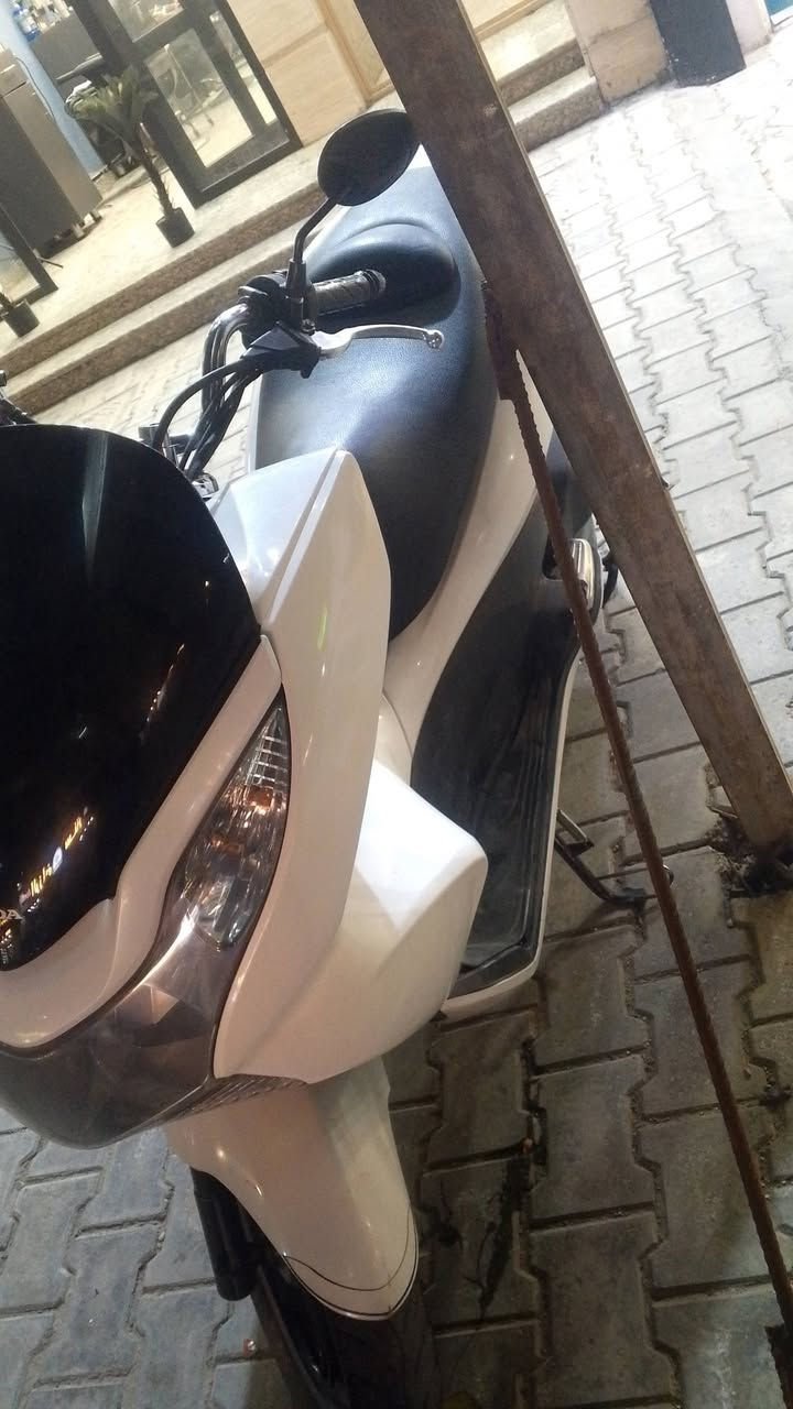 Pcx.     150cc الجيل الاول 
السلام عليكم pcx للبيع دراجه شلعه معدل ستان كهربائي
قفل ستيرن قفل صندوك كله بشرط دراجه ماشيه 18 
السعر 11 ورقه بغداد حي الجامعه شارع المركز 
***********
