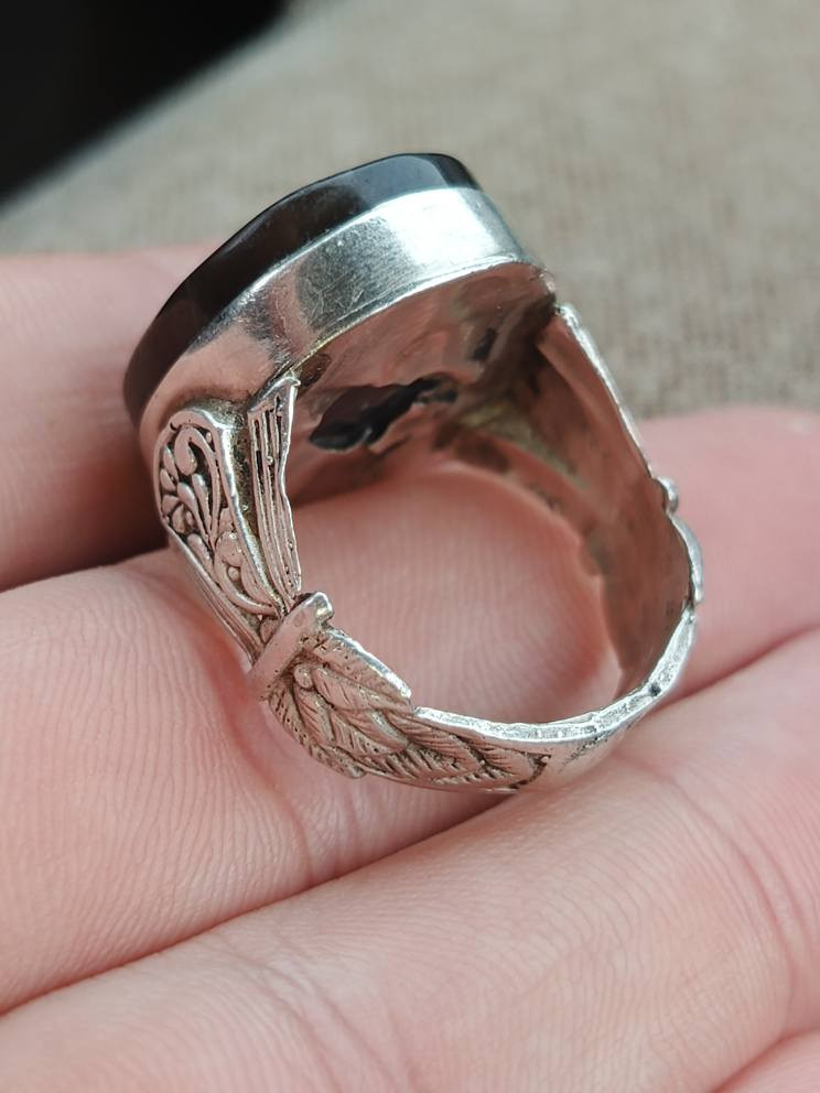 خاتم عقيق أسود يماني طبيعي اصلي ذمة يشف عسلي صياغة يدوي مرتبة فضة ٩٢٥ سعر جدا مناسب❤
حجز وتفاصيل أكثر خاص او واتساب ***********🌹
وموجود عندي كل انواع الاحجار والمحابس الفضة والنحاس.
