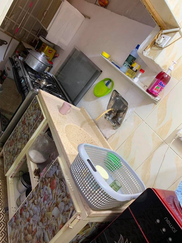🏡 دار للبيع – طابو صرف

📍 الموقع: حي الوحدة – خلف التموينية، مقابل مخزن كولد .

📐 المساحة: 200 متر

✨ مواصفات الدار:

- طابقان مع مخزن كبير في الطابق الثالث.
- الطابق الأول أرضيته كاشي مرمر.
- الطابق الثاني أرضيته سيراميك جديد.

🔹 الطابق الأول:

- غرفتان نوم.
- هول استقبال.
- مطبخ حار + مطبخ بارد.
- حمام مع تواليت.
- درج داخلي.
- حوش.

🔹 الطابق الثاني:

- مقسوم إلى قسمين:
  - 100 م² شقة مستقلة بالكامل بمدخل ودرج خارجي، تضم غرفة نوم، استقبال، ومطبخ.
  - 100 م² مرتبط بالطابق الأول عبر درج داخلي، ويضم غرفتي نوم، بيتونة، حمام، وتواليت.

🔹 الطابق الثالث:

- مخزن كبير.

✅ الدار مناسبة للسكن العائلي أو للاستثمار، إذ يمكن الاستفادة من الشقة المستقلة بشكل منفصل.
💰السعر : 205وقابل للتفاوض 
للاستفسار اكثر مراسله الصفحة 
او  الاتصال مع صاحب الدار مباشرة  ***********

#دار_للبيع #عقارات #عقارات_كركوك #كركوك #حي_الوحدة كركوك, العراق
