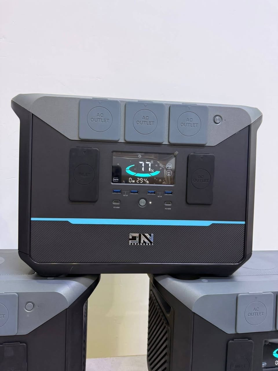 هذا الجهاز الظاهر في الصور يُسمّى محطة طاقة محمولة (Portable Power Station)، وهو عبارة عن بطارية كبيرة تُستخدم لتشغيل الأجهزة الكهربائية في أي مكان بدون الحاجة للكهرباء المباشرة.
🔌 ما وظيفته؟
تخزين الطاقة (مثل بطارية ضخمة
⚙️ مكوناته (حسب الصورة):
مخارج AC: مثل كهرباء البيت (220V)
مخارج USB: لشحن الموبايل والأجهزة الصغيرة
مخارج DC: لأجهزة معينة
شاشة رقمية: تبين نسبة الشحن (مثلاً 77%) والاستهلاك
زر تشغيل: للتحكم
🔋 طرق الشحن (كما بالصورة):
من الكهرباء (المقبس)
يشحن خلال حوالي 1.3 ساعة
كهرباء + طاقة شمسية
أسرع (حوالي 0.9 ساعة)
ألواح شمسية فقط ☀️
خلال حوالي 2.4 ساعة (حسب قوة الشمس)
🏕️ استخداماته:
الرحلات والتخييم
انقطاع الكهرباء
تشغيل أجهزة في أماكن بدون كهرباء
للطوارئ
👍 مميزاته:
محمول وسهل النقل
هادئ (بدون صوت مولد)
لا يحتاج وقود
آمن نسبياً
((((((( السعر  التواصل على خاص)))))))))


**إذا كنت صاحب هذا الإعلان وتريد حذفه لأي سبب، رجاءا أرسل رسالة إلى الدعم الفني**