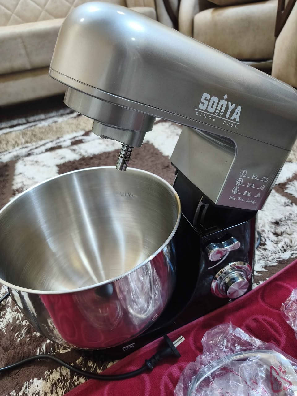 سلام عليكم للبيع عجانة كهربائية 
من شركة SONYA (سونيا) 
جديده بمعنى الكلمة مستخدمه مرتين بسسس مرتين بعدهي بالجيس وكامل الملحقات وياها وتمميز بالوعاء (الطاسة) مصنوع من الستانلس ستيل المقاوم للصدأ
 وبيه خطاف العجن (للمخبوزات).
مضرب التقليب (للكيك والحلويات).
مضرب الخفق (للكريمة والبيض). ناصرية, ذي قار


**إذا كنت صاحب هذا الإعلان وتريد حذفه لأي سبب، رجاءا أرسل رسالة إلى الدعم الفني**