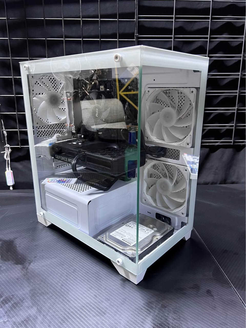تجميعة كيمنك بكارت قوي 
مواصفات 
rtx 3060 12gb
I5 11400f
ssd 128gb
hdd 1tb
ram 16 ddr4 3200
mb b560m asrug
cooler x2000
case white 3 fan 

واتساب : *********** بغداد, العراق
