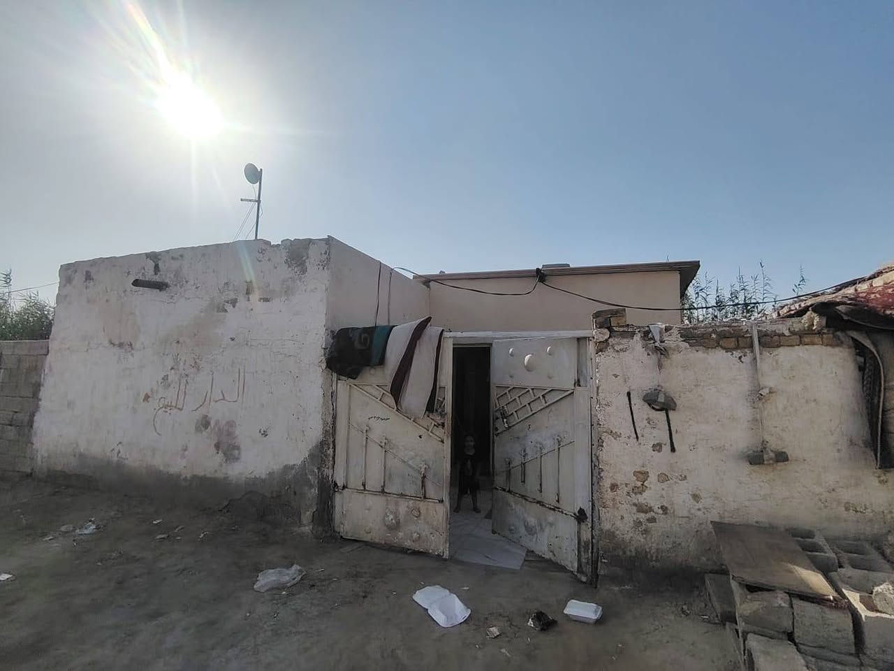 بيت تجاوز للبيع
مكون من غرفتين وصاله صغيره وصاله جبيره ومطبخ وحمامات داخليه وخارجيه البيت شيلمان فقط الصاله سندويج العنوان حي الفرات بشارع العقيله زينب قرب اعداديه المتميزات وكلشي قريب محلات ومدارس ومستوصف للاستفسار:‏‪***********‬‏
