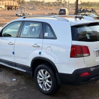 كيا سورنتو موديل 2010 مكينه سته سلندر رقم بغداد بأسمي فول مواصفات أعلى...