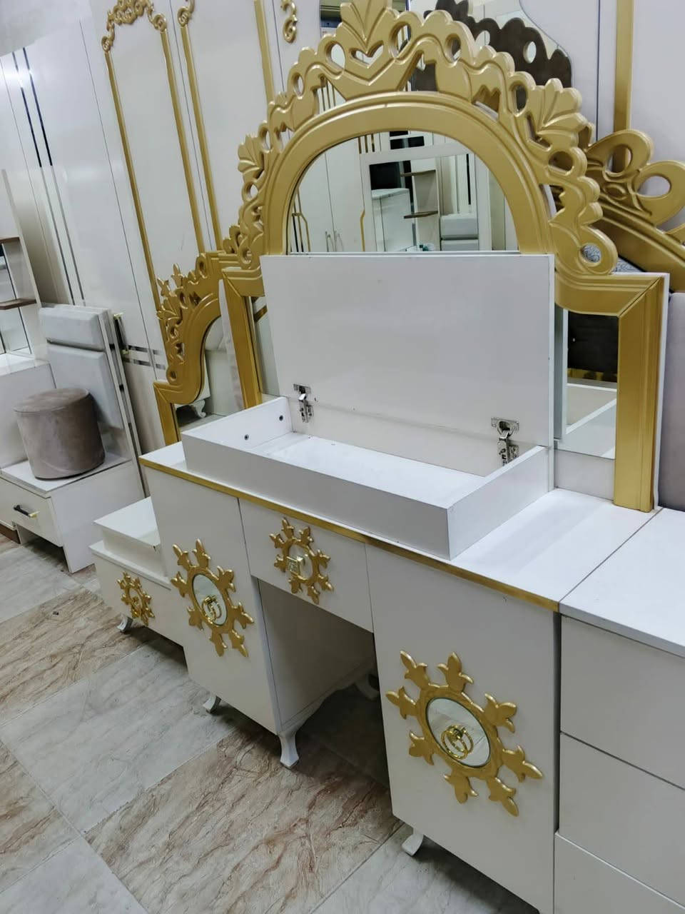 غرفه نوم اخو الجديد ملكي ٧ قطع سعر، ٥٠٠ بيها مجال شراي تعال خاص عنوان كركوك يوجد كادر شده ونقل تدللون علينه

العنده غراض للبيع راسلوني *********** او اتصال ع رقم
