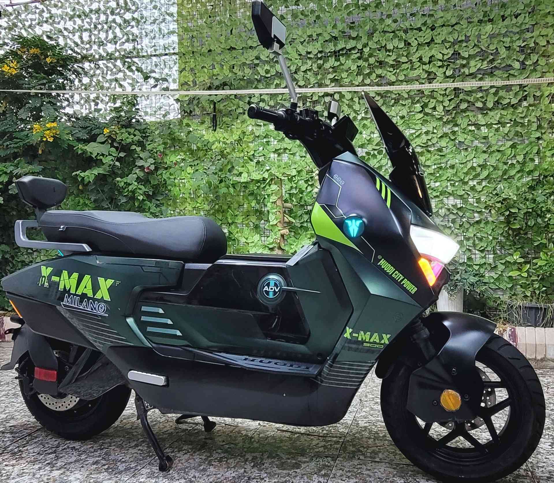 السلام عليكم..دراجه _XMAX.300_..وكالة _MILANO_ السرعه الفعليه _80.k
بطاريه [ليثيوم _50_ امبير ] ..البطاريه إلكترونيه..تقطع مسافه اكثر من [.100.] كيلو بل شحنه الواحده...تشغيل ..بصمه ..سويج ..كارت..تشغيل عن بعد وجهاز مانع سرقه..مخرج USP..وتايبسي...بلوتوث...تكدر تربط البطاريه على الهاتف ...نظام APS أمامي...(ضمان سنه كامله _بطاريه و_ملف  و_ عقل ) 
السعر =مليون و500_قفل ..مكاني بغداد الشعب قرب محكمة الشعب الجديده على الشارع العام الشراي يتصل...***********..واتساب موجود

